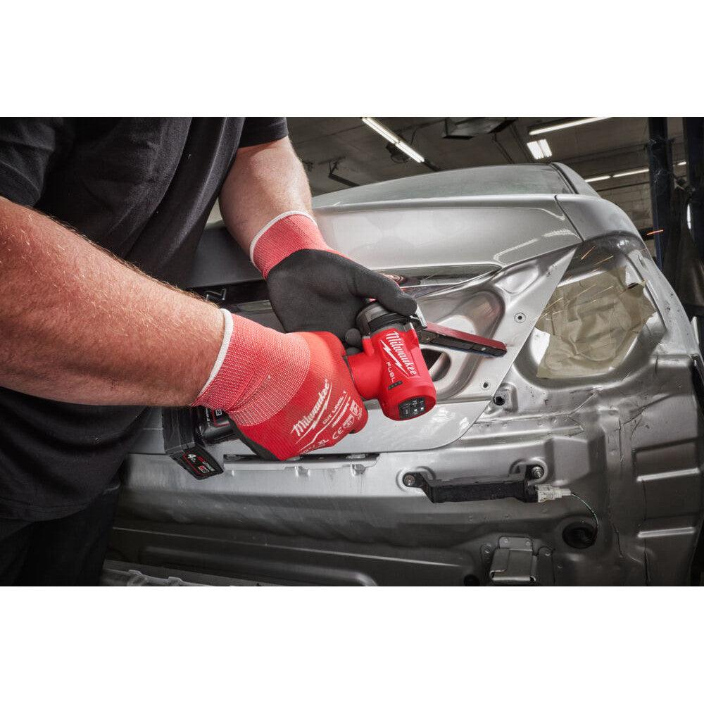 Șlefuitor cu bandă Milwaukee M12 FBFL13-402B, 13 mm, 2 x acumulatori M12 B4, 1 x încărcător C12 C, 1 x geantă, cod 4933480961 - BIG STORE (Dynamic Tools SRL)