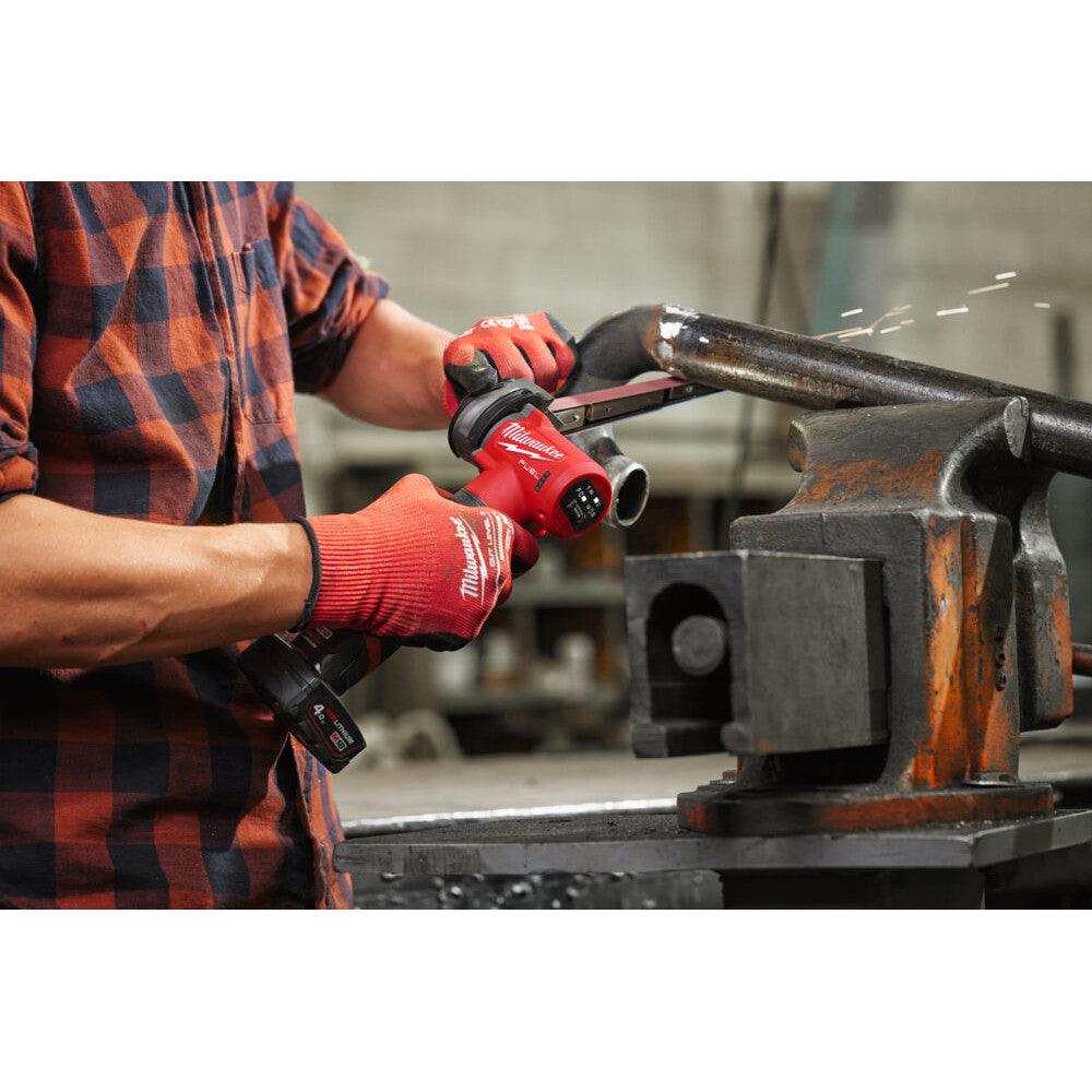 Șlefuitor cu bandă Milwaukee M12 FBFL13-402B, 13 mm, 2 x acumulatori M12 B4, 1 x încărcător C12 C, 1 x geantă, cod 4933480961 - BIG STORE (Dynamic Tools SRL)
