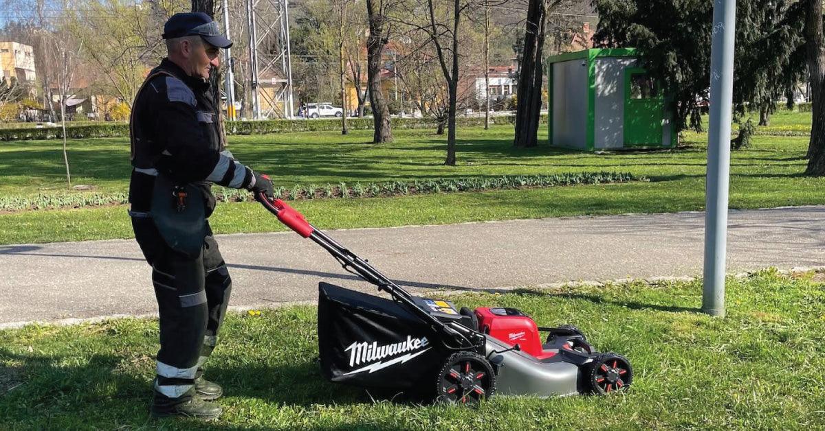 Mașina de gazon cu acumulatori Milwaukee M18 F2LM53-122 testată de Eco Garden Construct - BIG STORE (Dynamic Tools SRL)