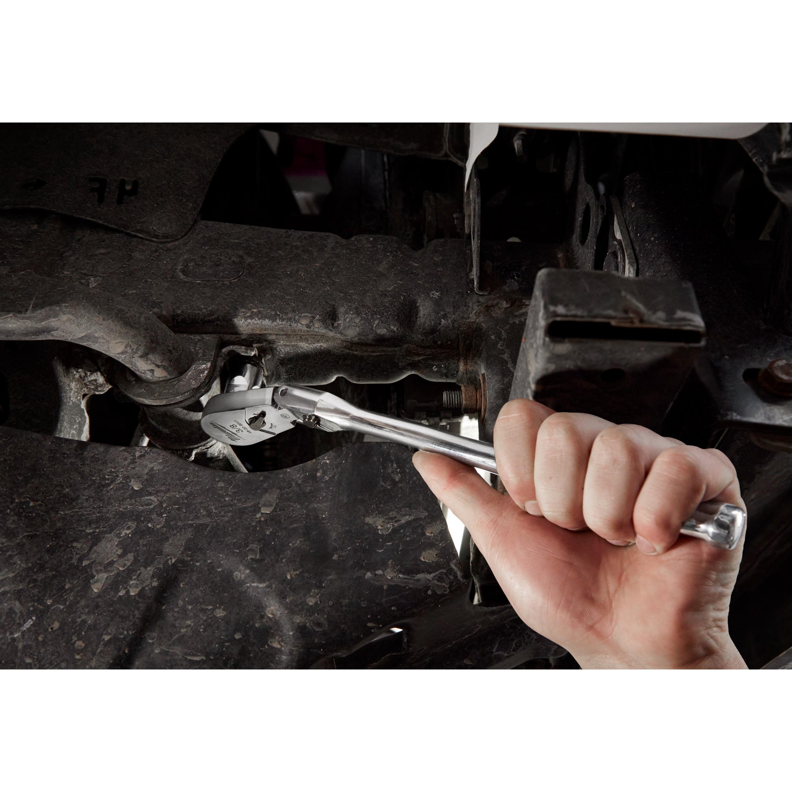 Antrenor cu clichet cu cap pivotant ⅜″ Milwaukee 3/8" Drive Long Flex Head Ratchet, cod 4932479653