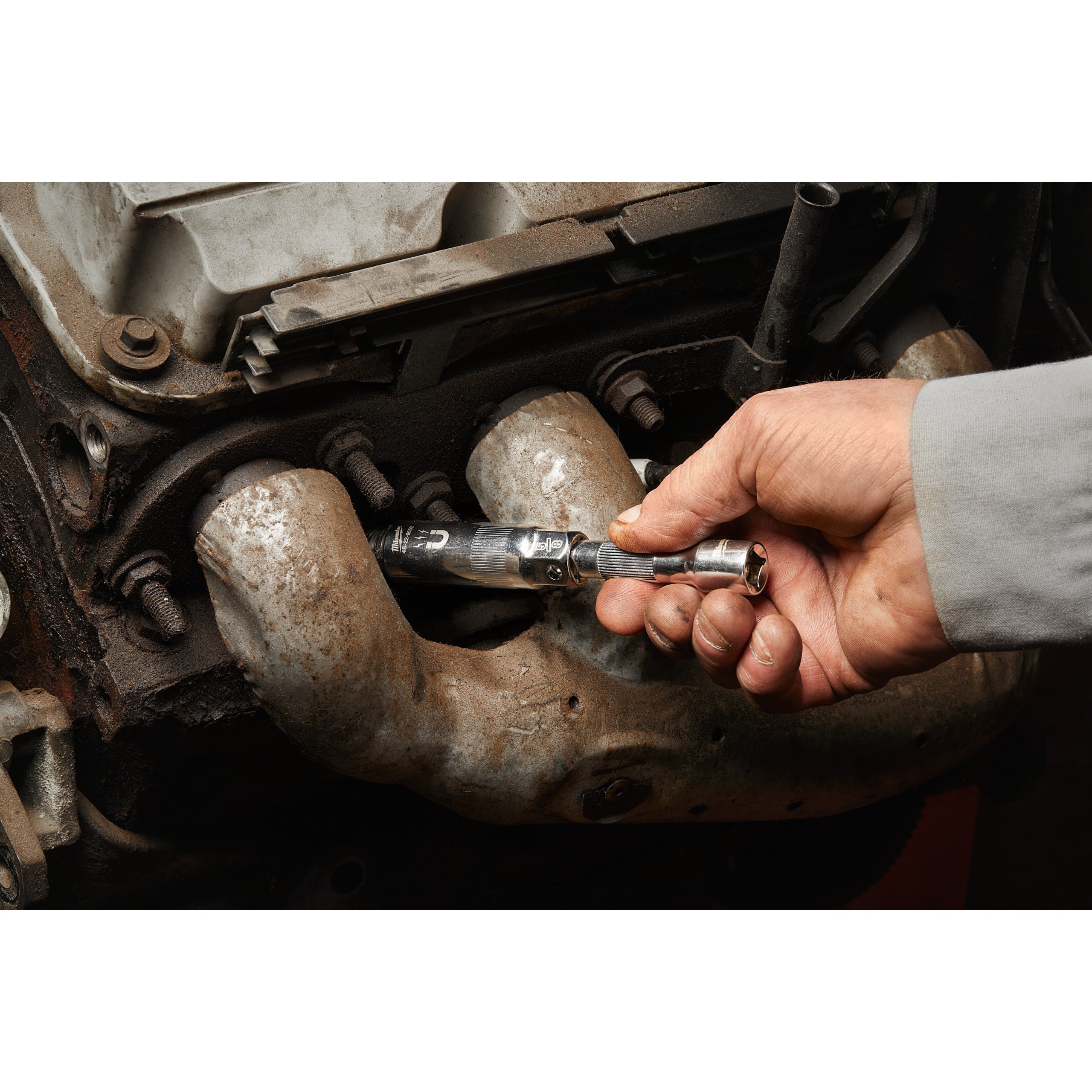 Cheie tubulară ⅜″ magnetică pentru bujii Milwaukee 3/8” Drive 16MM Magnetic Spark Plug Socket, cod 4932480676