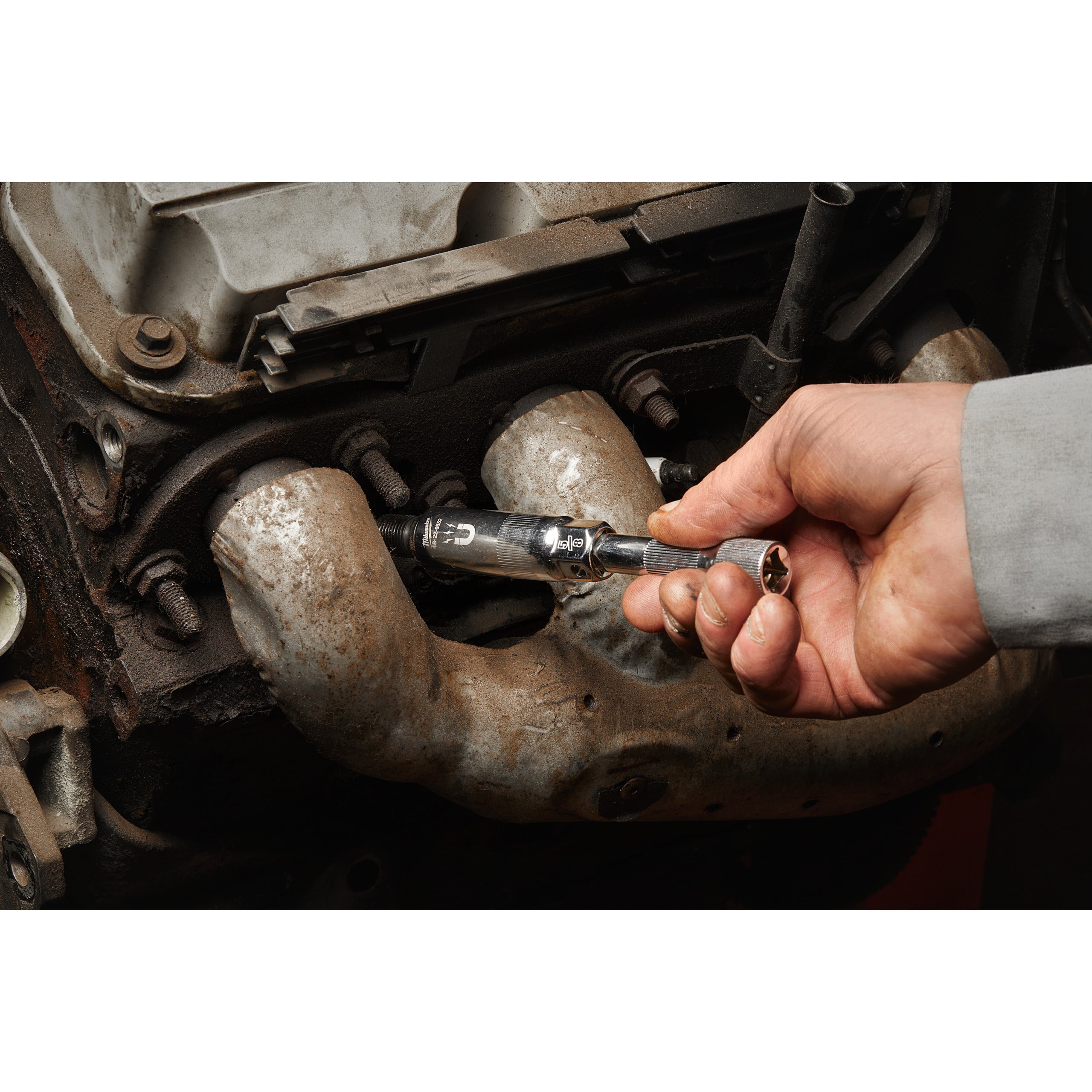 Cheie tubulară ⅜″ magnetică pentru bujii Milwaukee 3/8” Drive 16MM Magnetic Spark Plug Socket, cod 4932480676