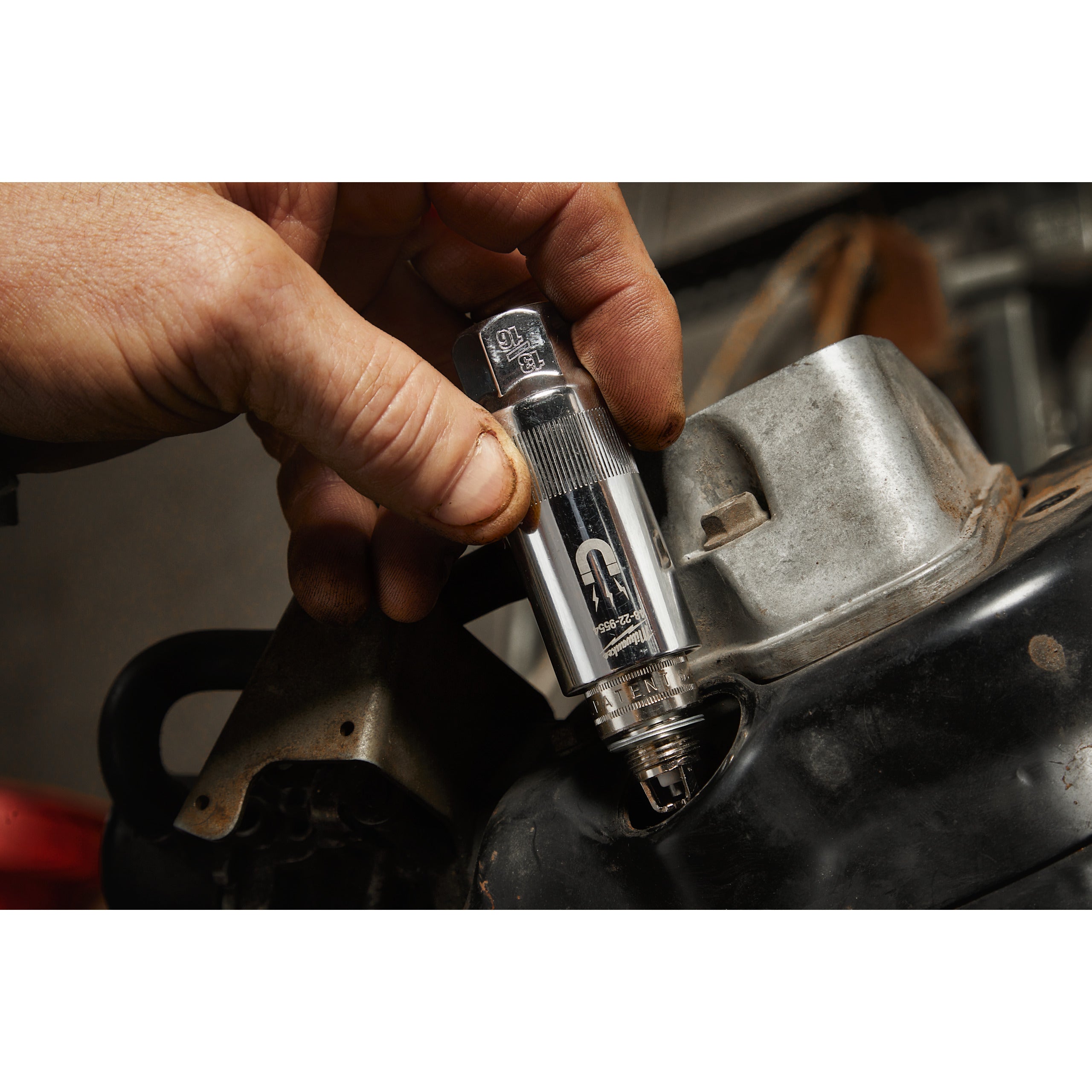 Cheie tubulară ⅜″ magnetică pentru bujii Milwaukee 3/8” Drive 20.8MM Magnetic Spark Plug Socket, cod 4932480678