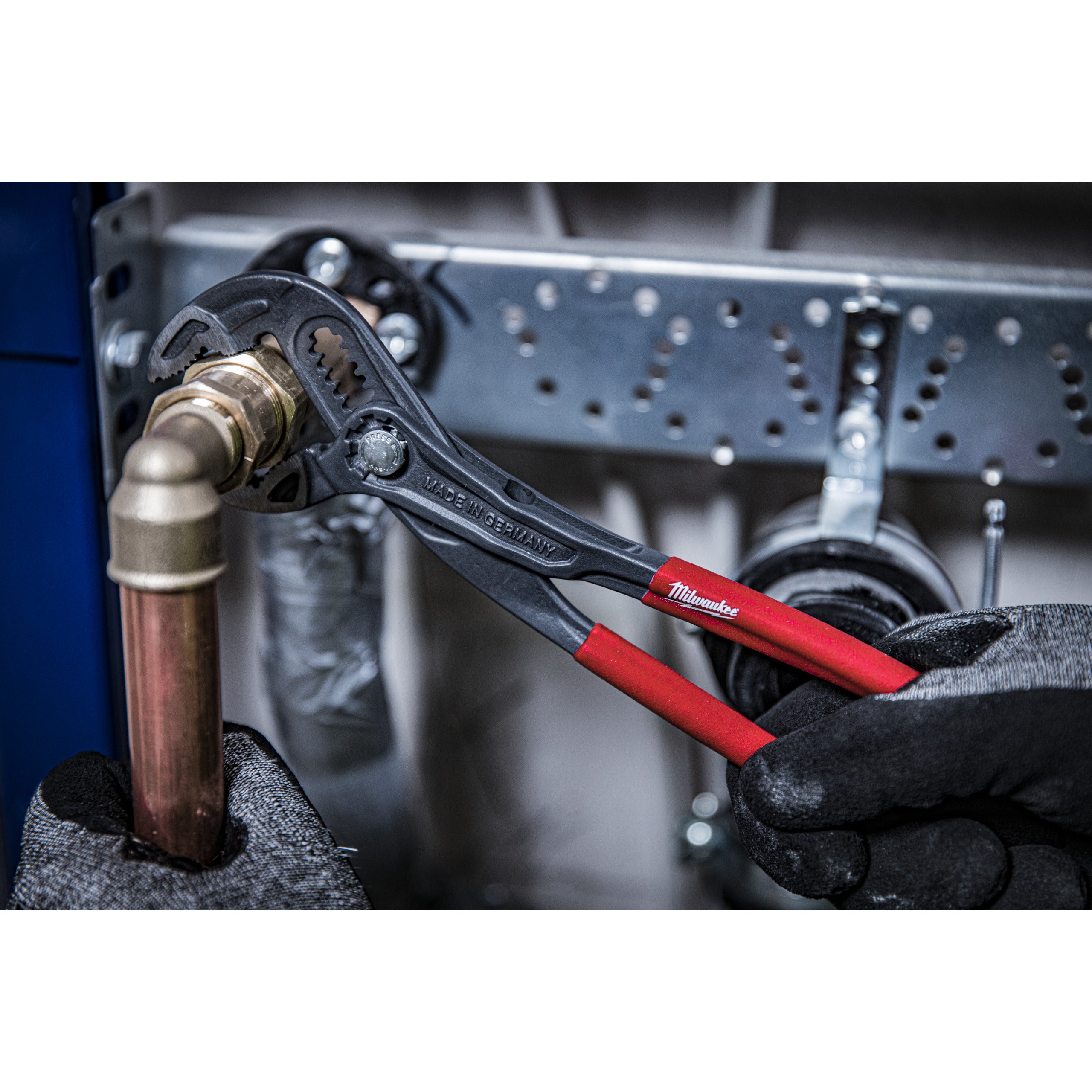 Clește reglabil pentru instalatori Milwaukee Adjustable Water Pump Plier - 250 mm, cod 4932492459
