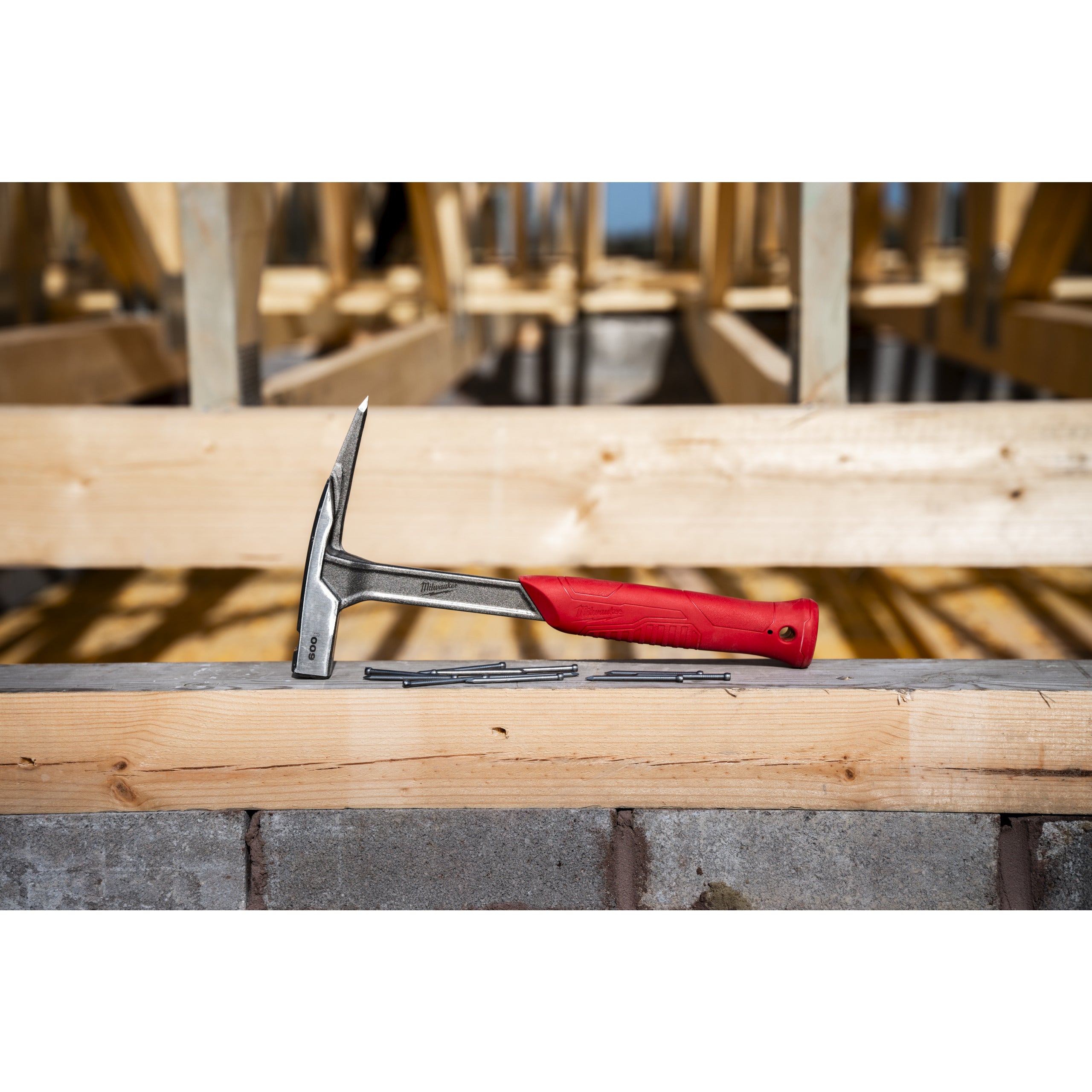 Ciocan pentru acoperiș Milwaukee Roofing Hammer 600g, cod 4932493654