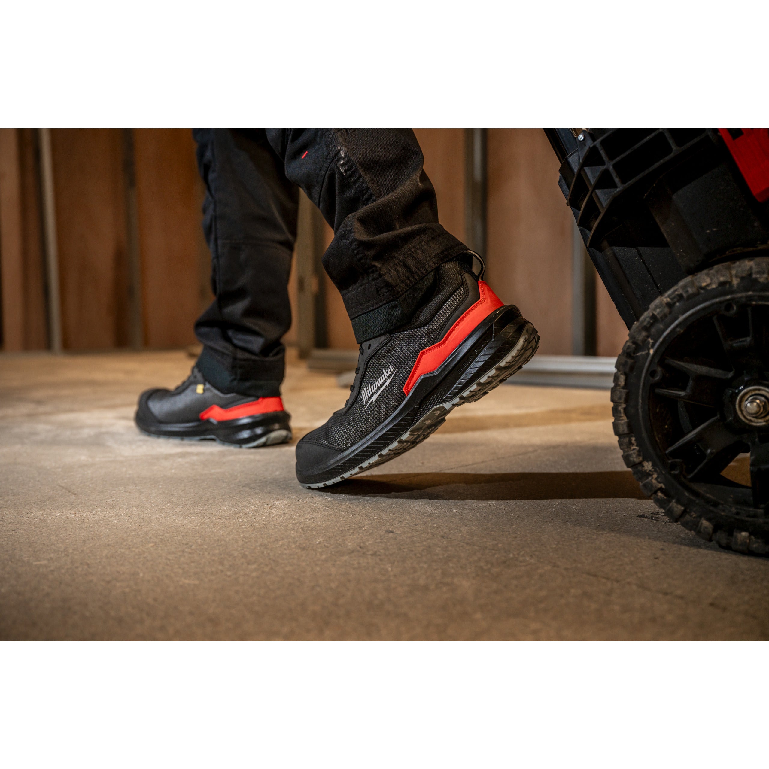 Pantofi negri de protecție Flextred™ S1PS 1L110133 ESD FO SR Milwaukee FXT S1PS 1L110133 ESD FO SR 38, cod 4932493690