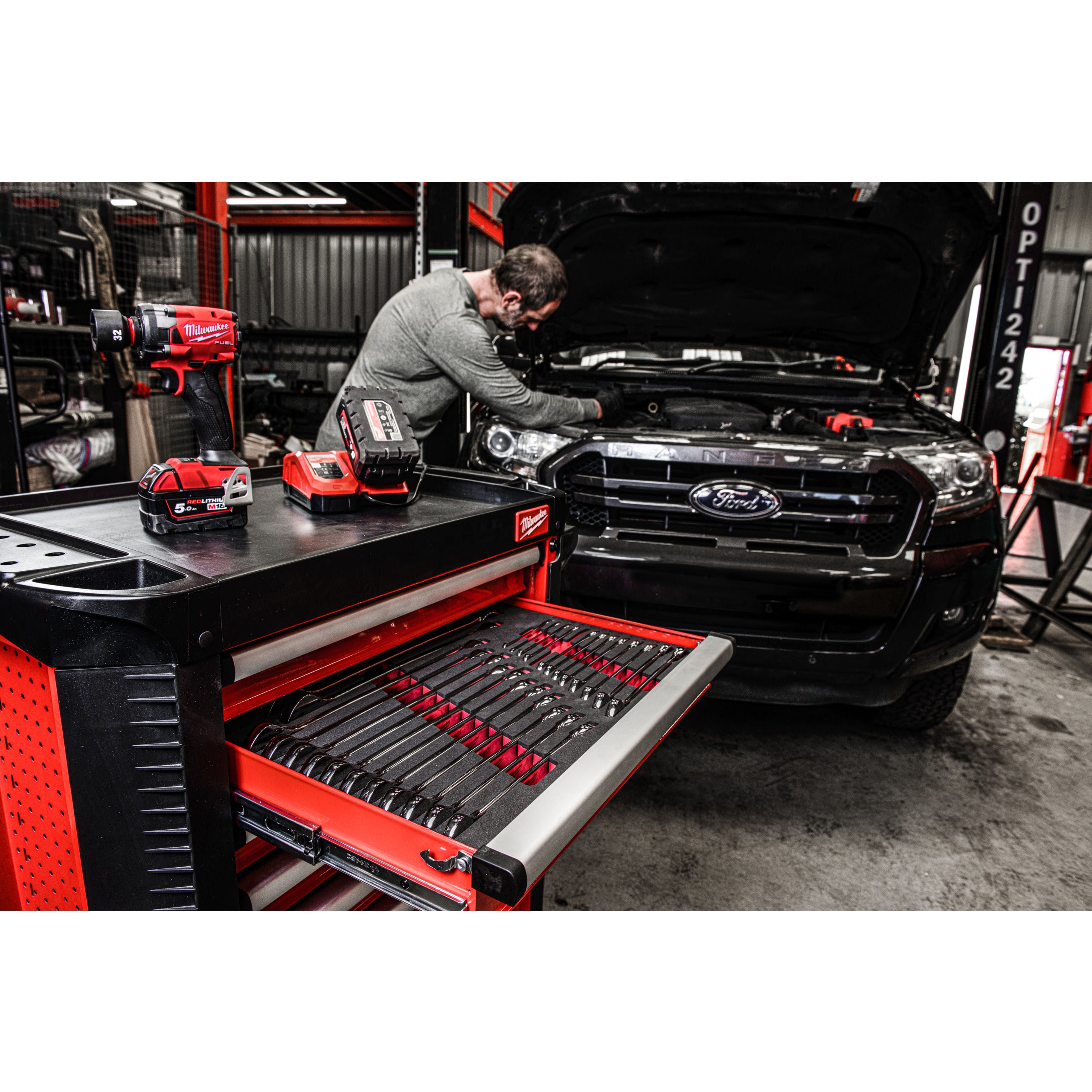 Dulap metalic TOOLGUARD™ TOOLGUARD™ Dulap de scule mobil, cu 7 sertare, metalic, 78 cm dotat cu scule, EU Milwaukee 246 pc Filled TOOLGUARDTM 30IN/78cm GREY, cod 4932500743