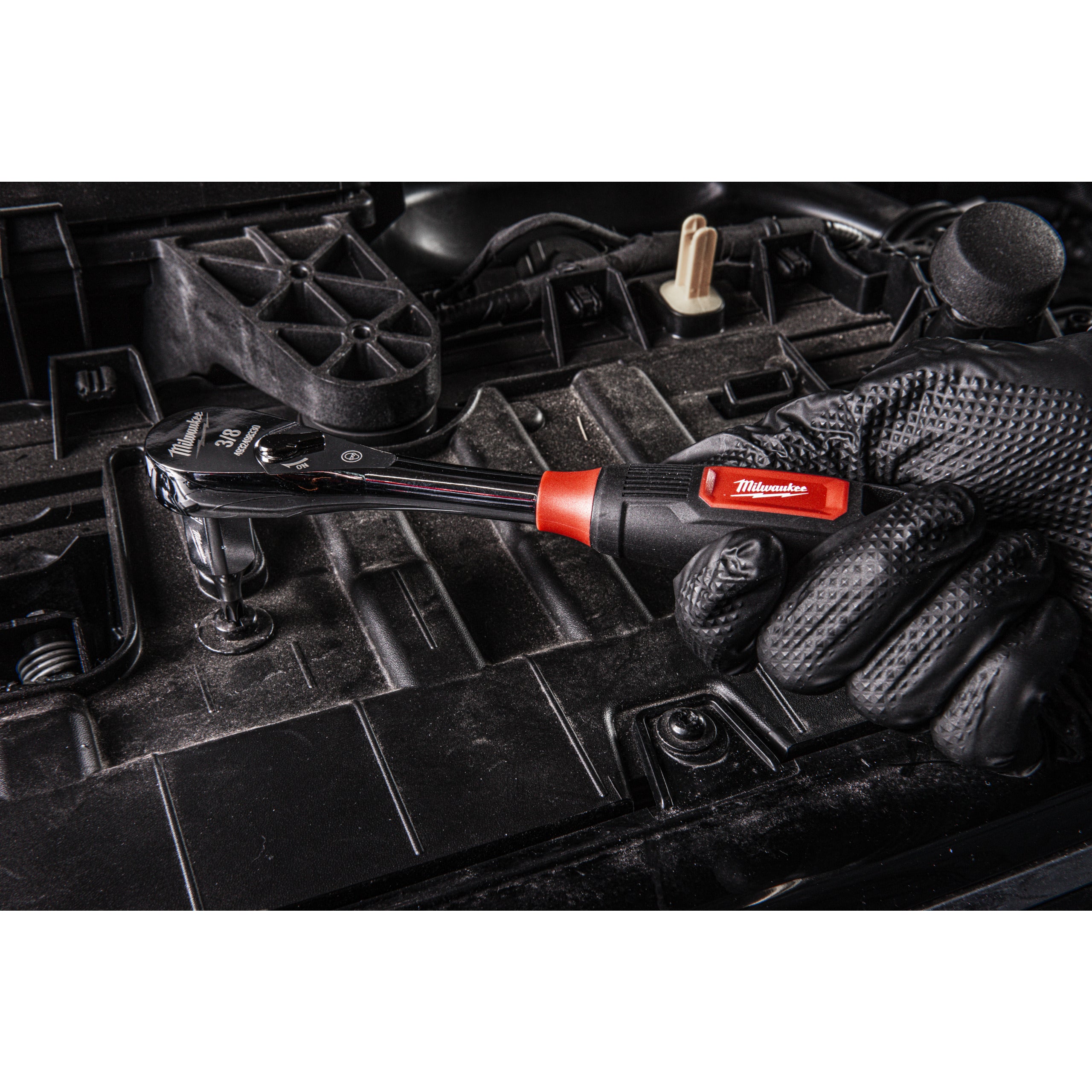 Antrenor cu clichet ⅜″ cu mâner ergonomic aderent Milwaukee 3/8'' Ratchet with Comfort Grip, cod 4932498330