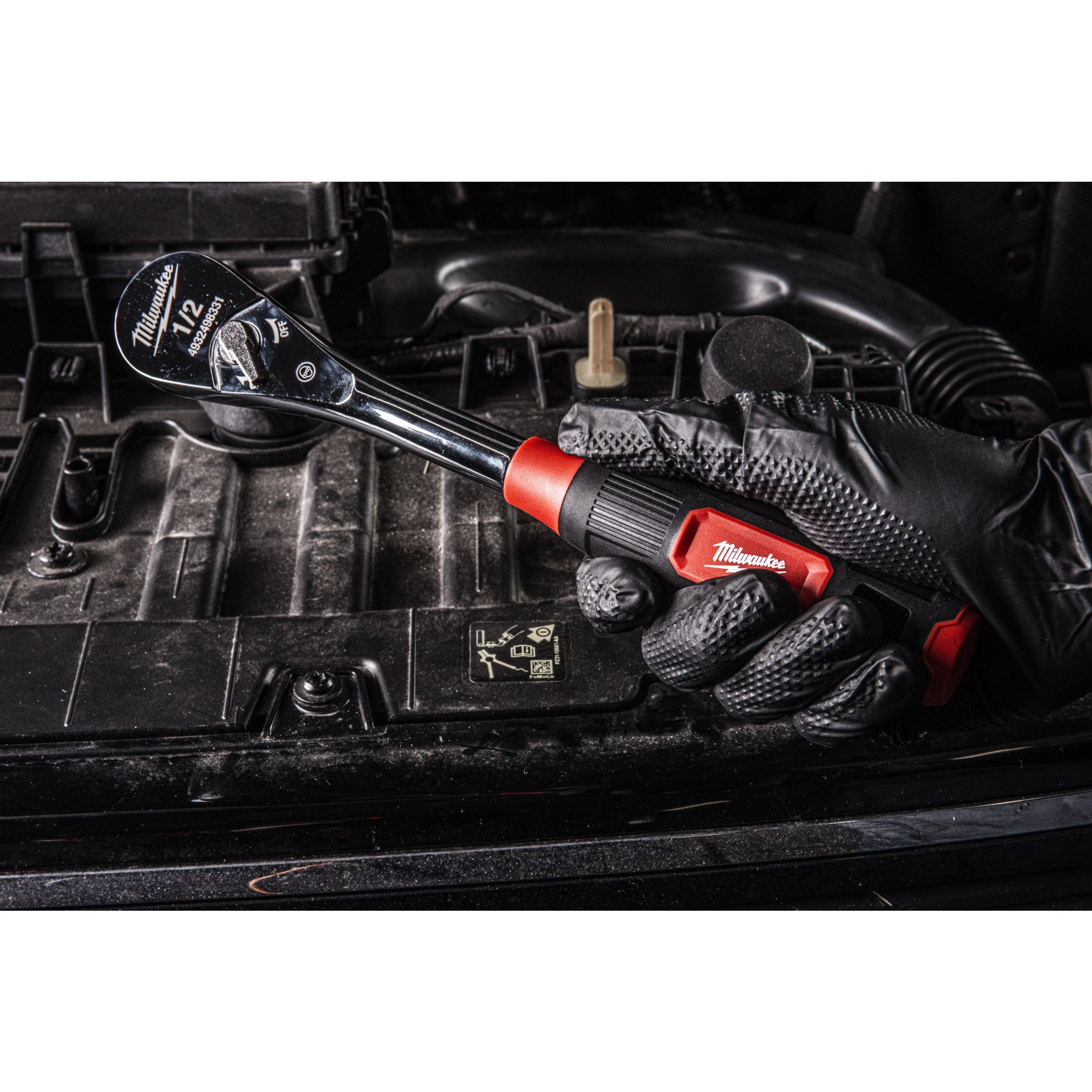 Antrenor cu clichet ⅜″ cu mâner ergonomic aderent Milwaukee 3/8'' Ratchet with Comfort Grip, cod 4932498330
