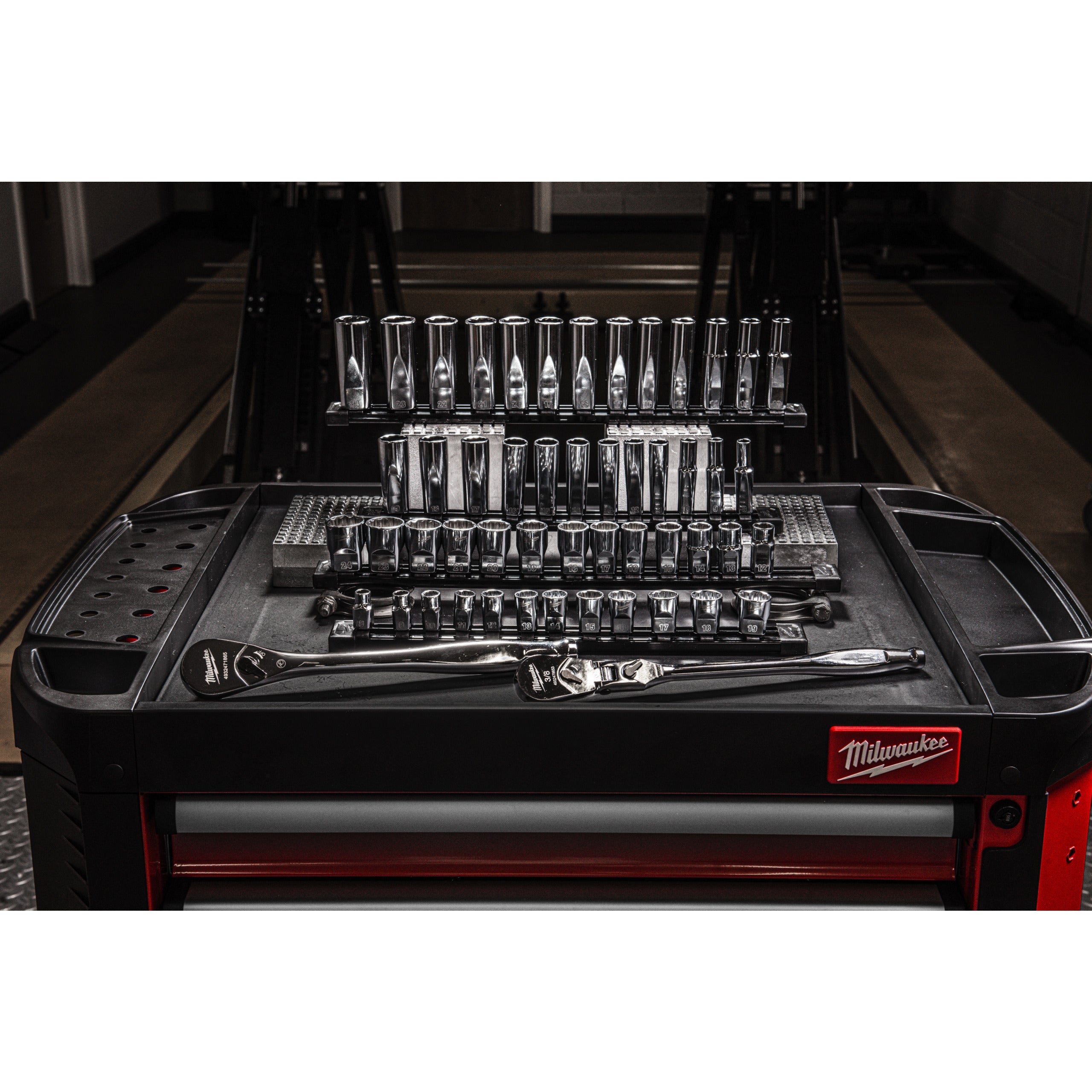 Cheie tubulară lungă ⅜″ metrică, 12 puncte Milwaukee 12 pc 3/8" Drive Deep-12 Point Socket Set - Metric, cod 4932498796