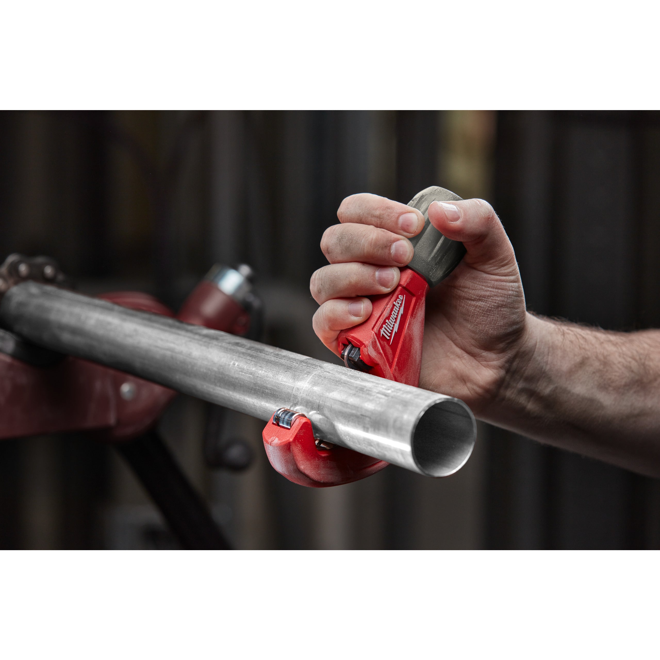 Cutter cu role pentru țevi din inox Milwaukee Constant Swing Inox Tubing Cutter 42mm, cod 4932499089