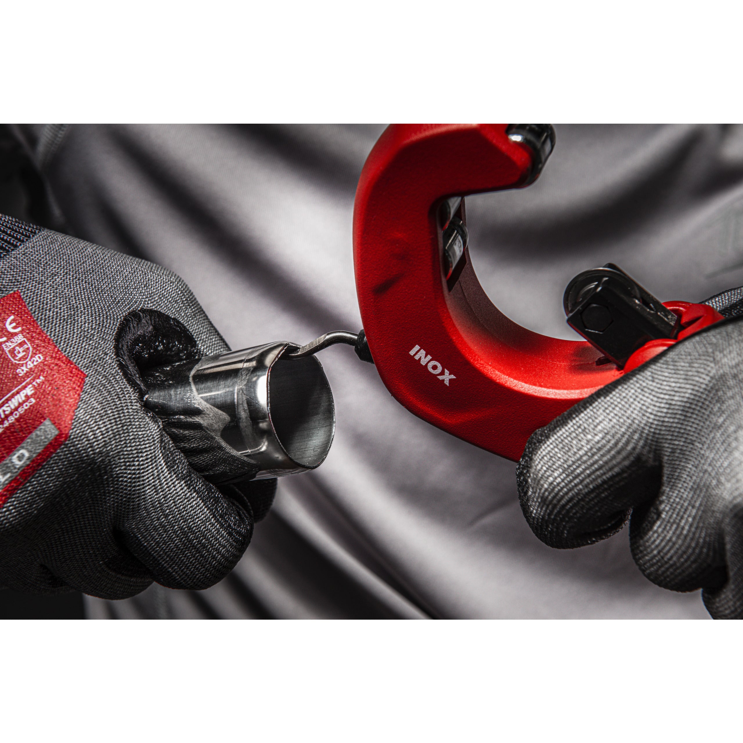 Cutter cu role pentru țevi din inox Milwaukee Constant Swing Inox Tubing Cutter 42mm, cod 4932499089