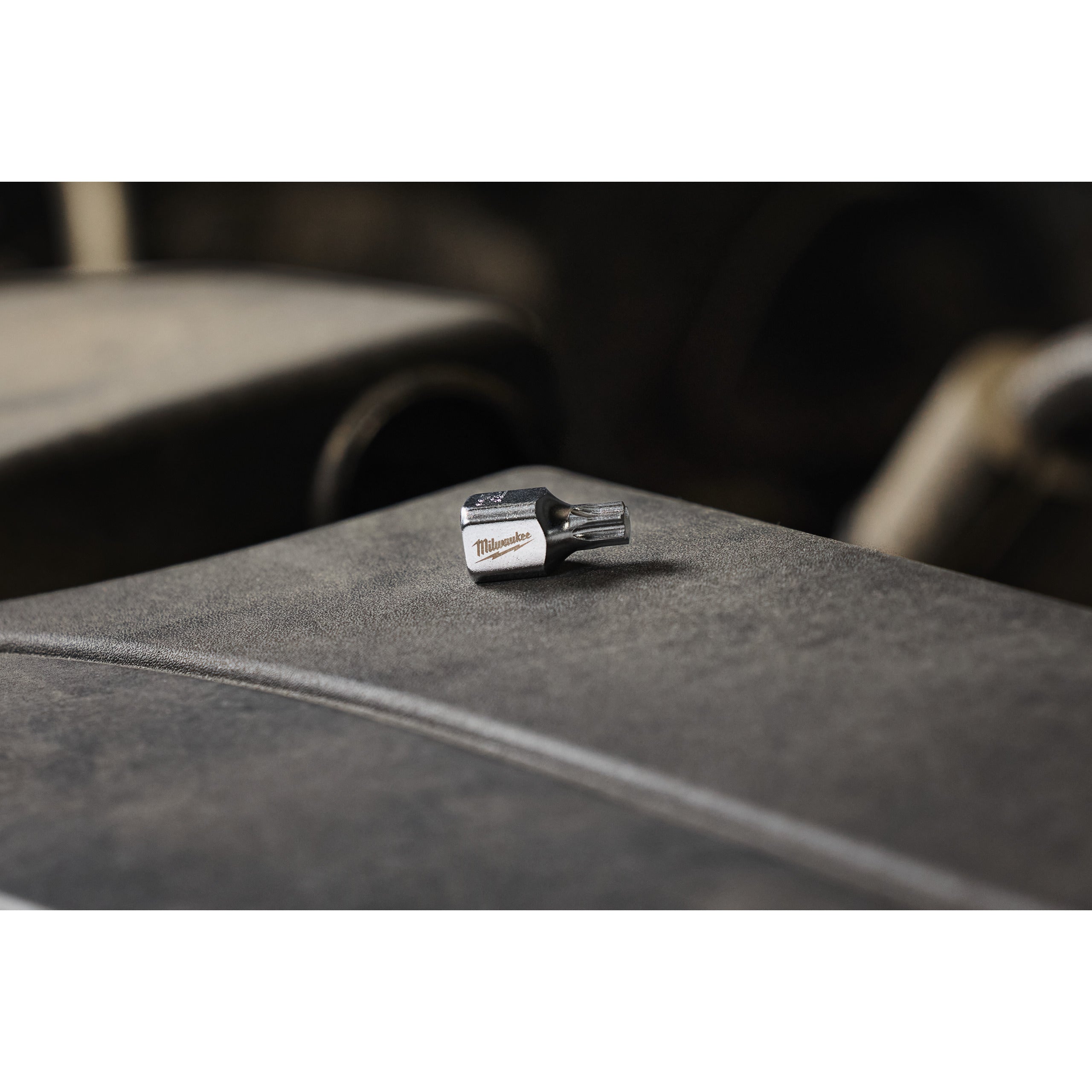 Cap cheie tubulară ¼″ cu bit TX stubby Milwaukee 1/4'' Drive T30 Torx Stubby Bit Socket, cod 4932500468