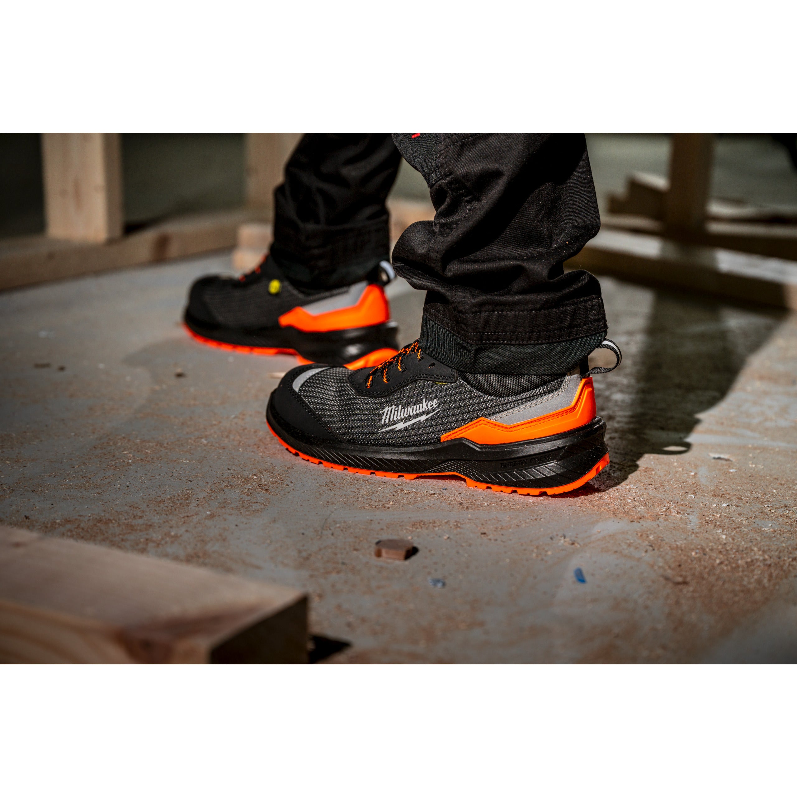 Pantofi de protecție Flextred™ S1PS Hi Vis SC FO SR ESD Milwaukee FXT S1PS Orange 1L919199 SC FO SR ESD 37, cod 4932501559