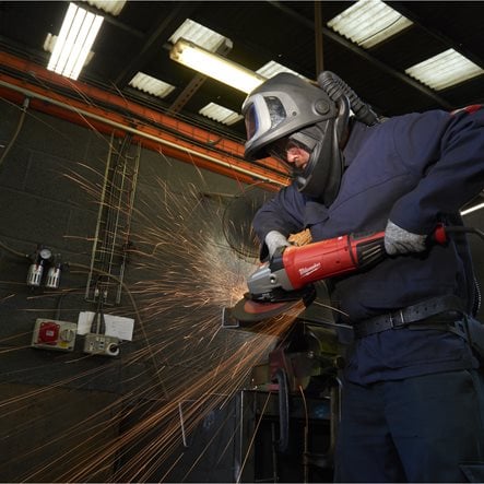 Polizor unghiular 230 mm 2400 W cu sistem frânare rapidă, ambreiaj de siguranță și mâner anti-vibrații Milwaukee AGVKB24-230EKX, cod 4933471465