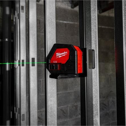 Nivelă laser Milwaukee CLL-C cu 2 planuri, fascicul verde, baterii alcaline, cutie plastic, suport de prindere, cod 4933478753
