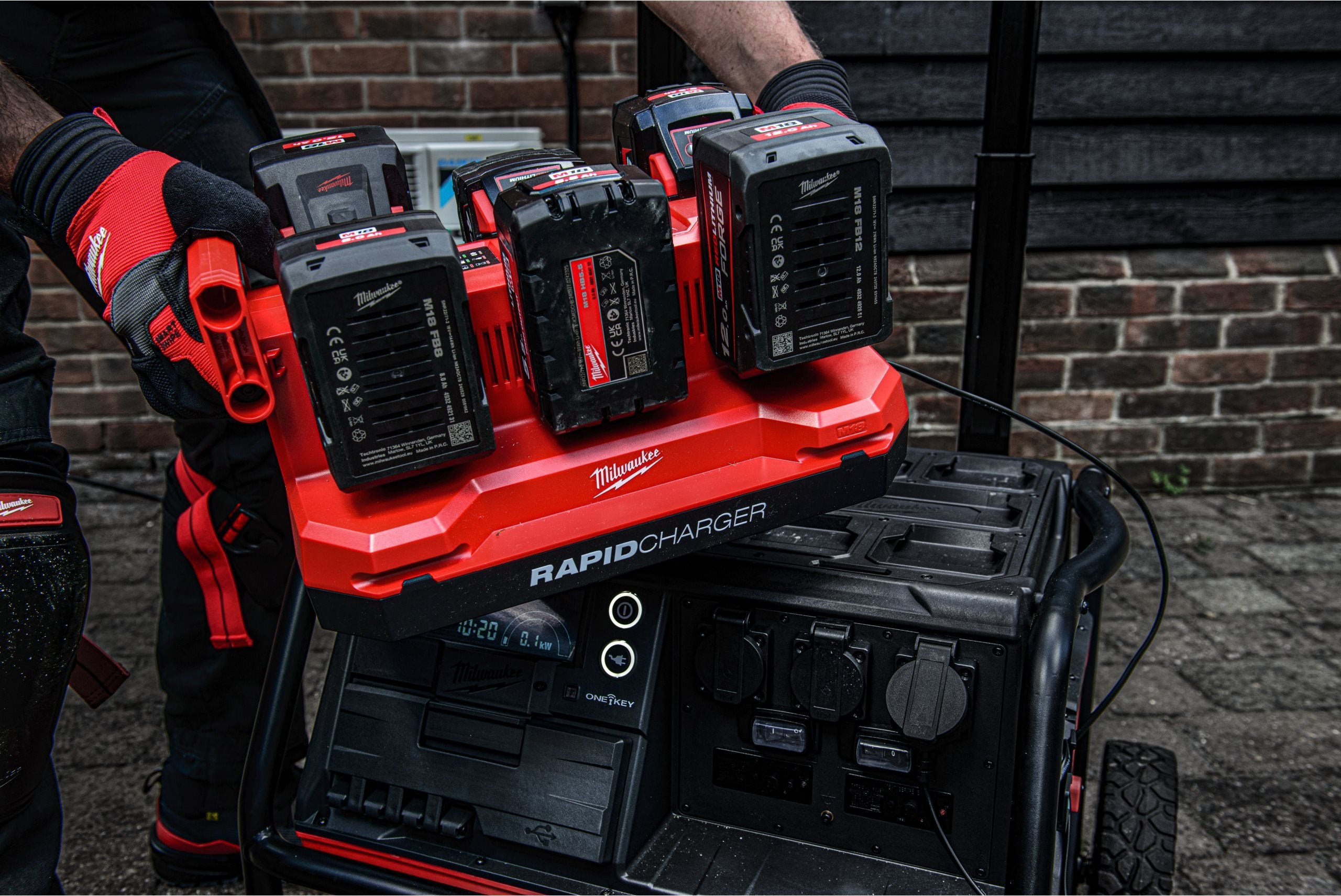 Încărcător rapid cu 6 porturi Milwaukee M18 MPC6 PACKOUT™ RAPIDCHARGER, cod 4932498551