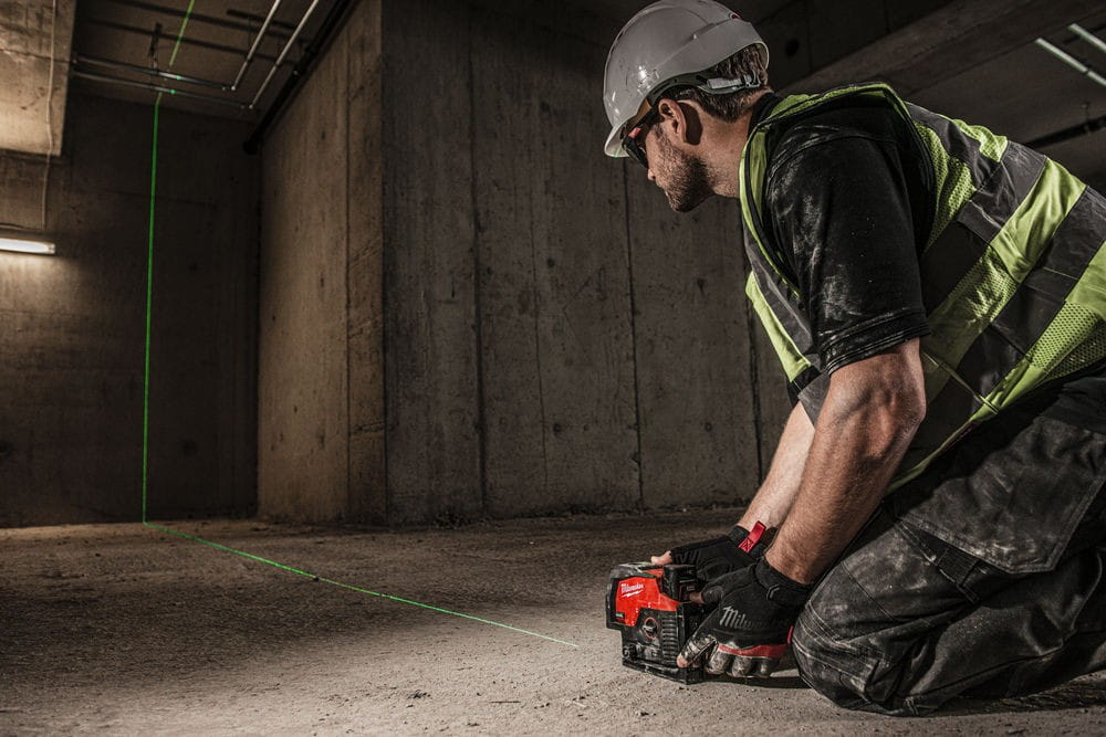 Nivelă laser 12V, fascicul verde, linie transversală, funcție fir cu plumb, Milwaukee M12 CLLP-301C, cod 4933478100, 1 x acumulator M12 B3, 1 x încărcător C12 C, Kitbox