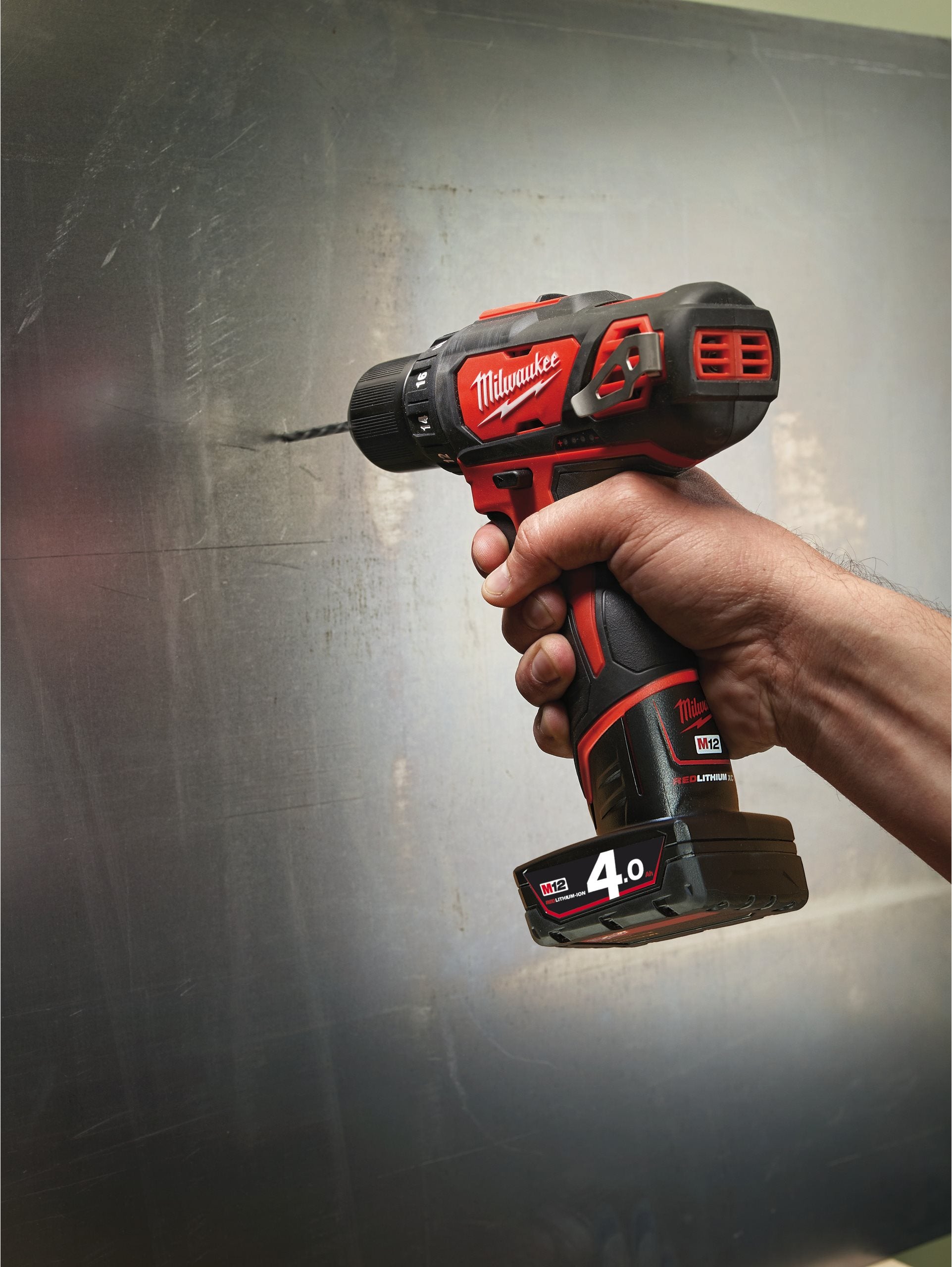 Mașină de găurit și înșurubat Milwaukee M12 BDD-202X, 12V, subcompactă, 2 x acumulator M12 B2, 1 x încărcător C12 C, 1 x cutie HD