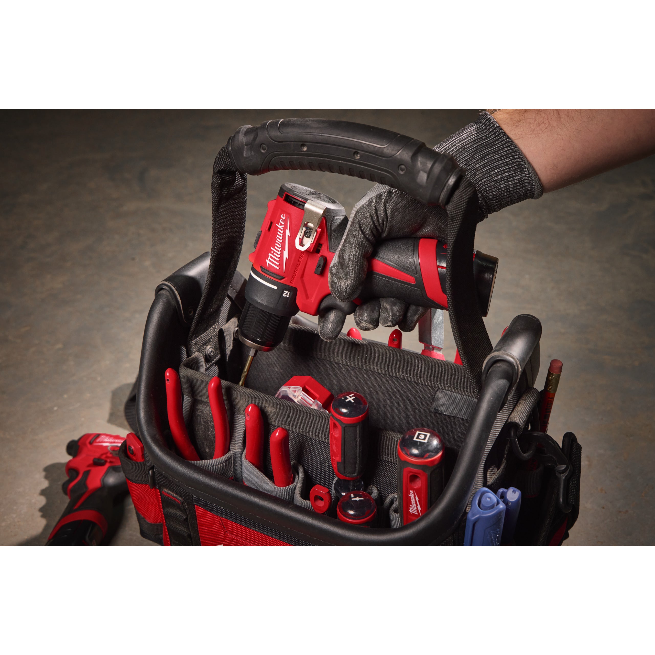 Mașină compactă de găurit, fără perii Milwaukee M12 BLDDRC-202C, cod 4933499686