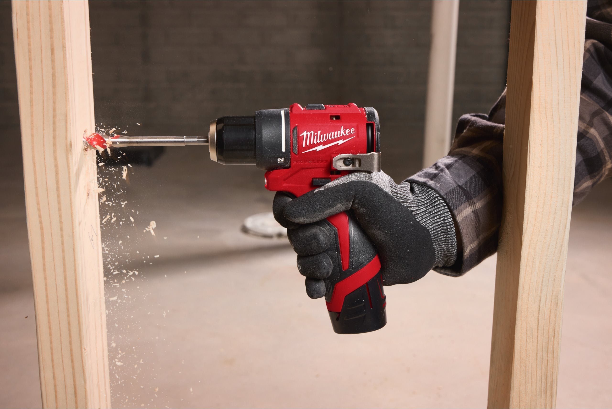 Mașină de găurit compactă Milwaukee M12 BLPDRC, cu percuție și motor fără perii
