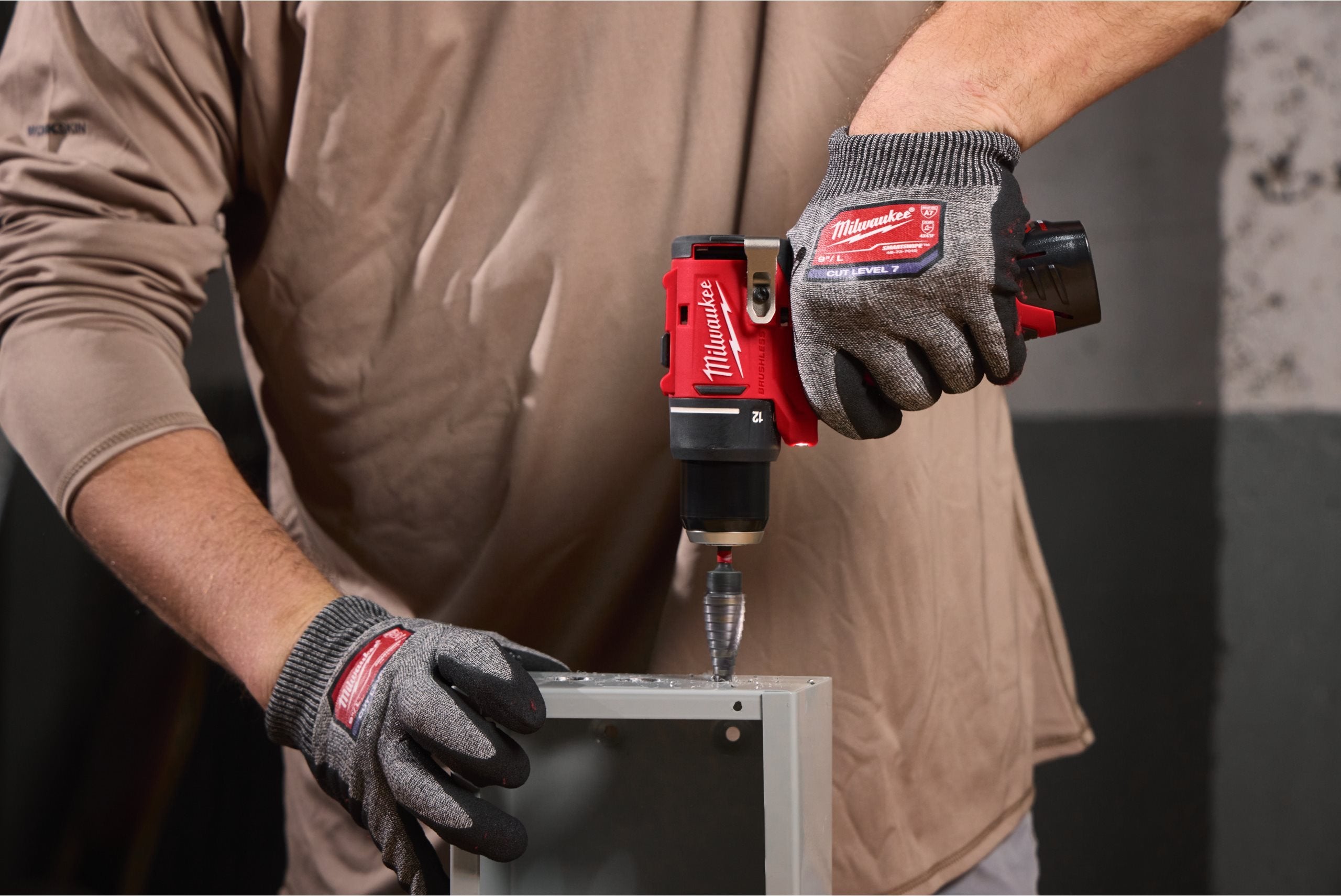 Mașină de găurit compactă Milwaukee M12 BLPDRC, cu percuție și motor fără perii