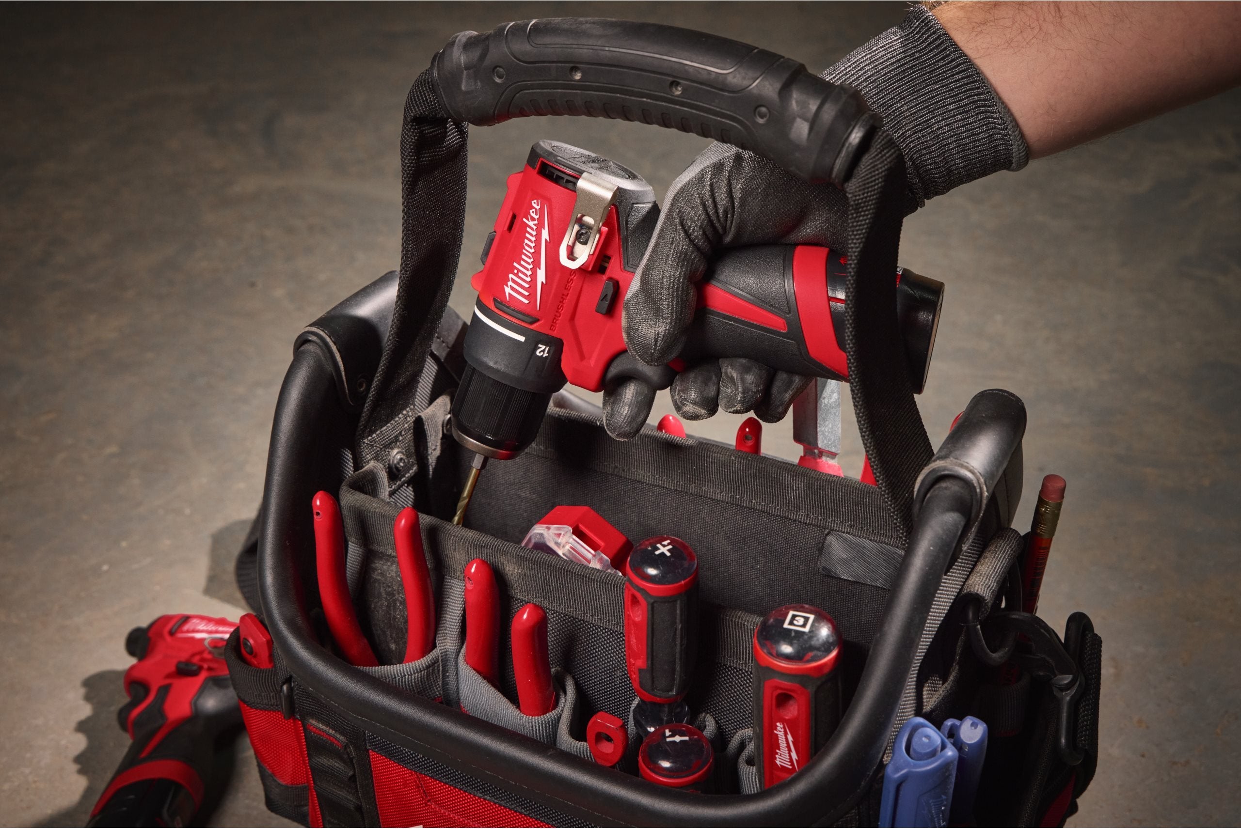 Mașină de găurit compactă Milwaukee M12 BLPDRC, cu percuție și motor fără perii