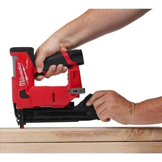 Pistol pentru cuie 18 GA Milwaukee M12 FCN18GS-0X, FUEL™, 1 x cutie HD, cod 4933493354