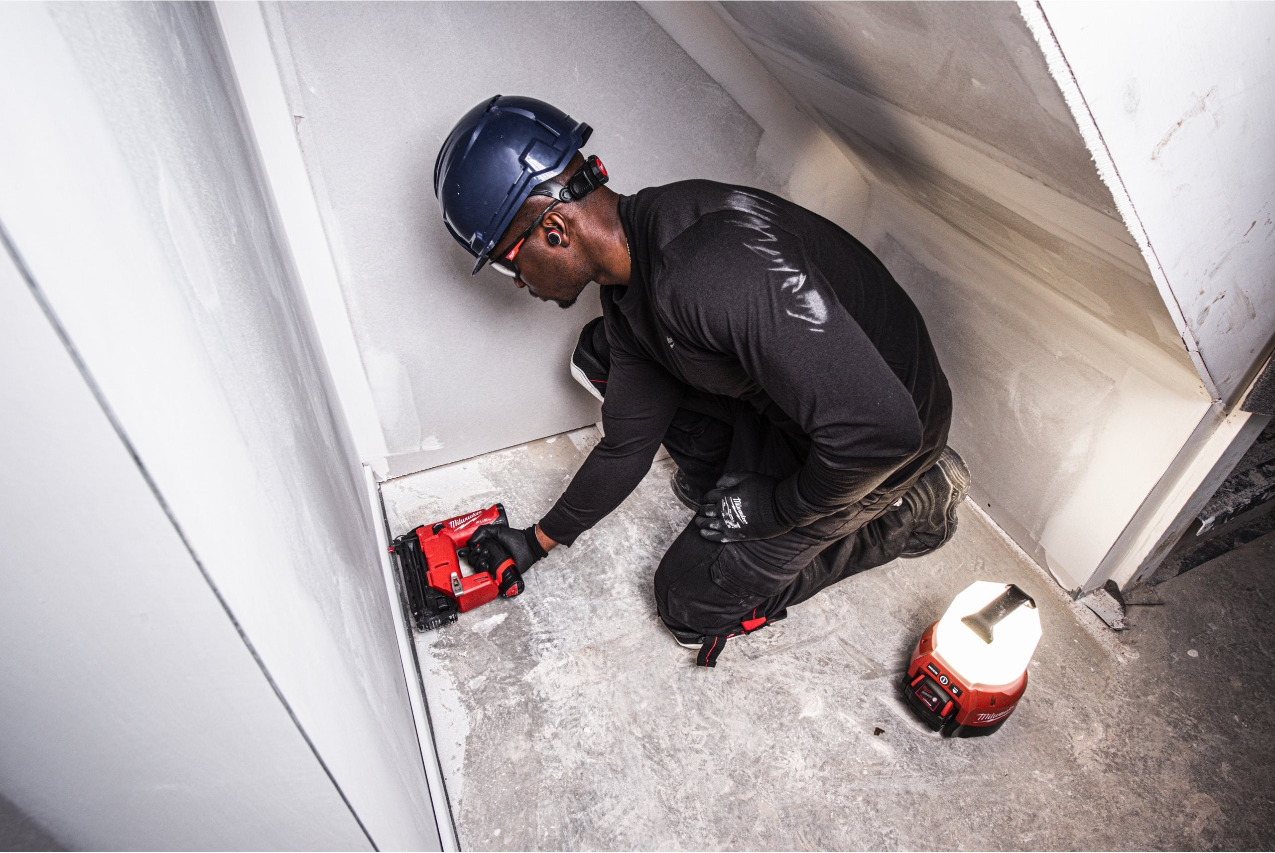 Pistol pentru cuie 18 GA Milwaukee M12 FCN18GS-0X, FUEL™, 1 x cutie HD, cod 4933493354