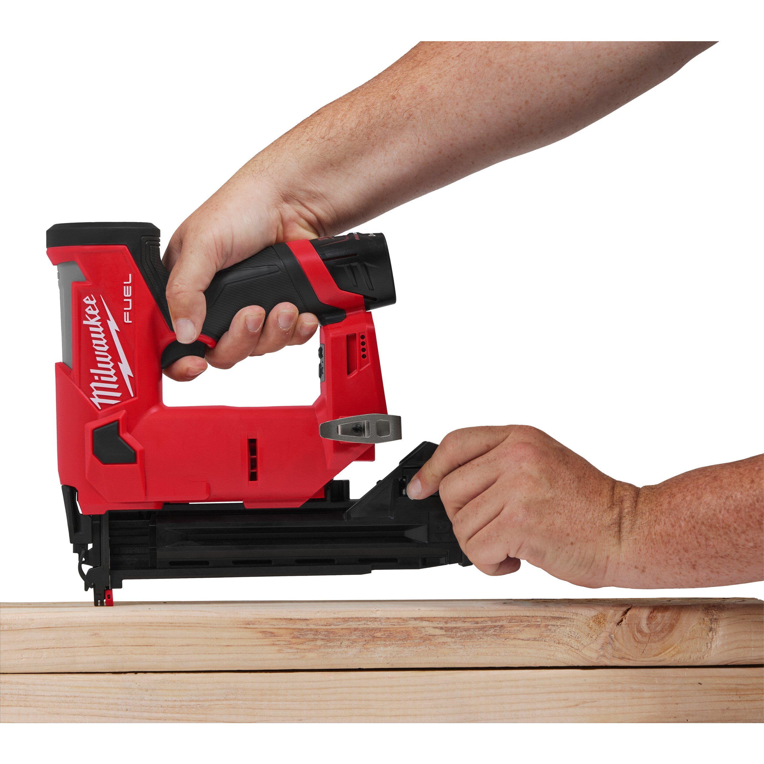 Pistol pentru cuie 18 GA Milwaukee M12 FCN18GS-202X FUEL™, cod 4933493355