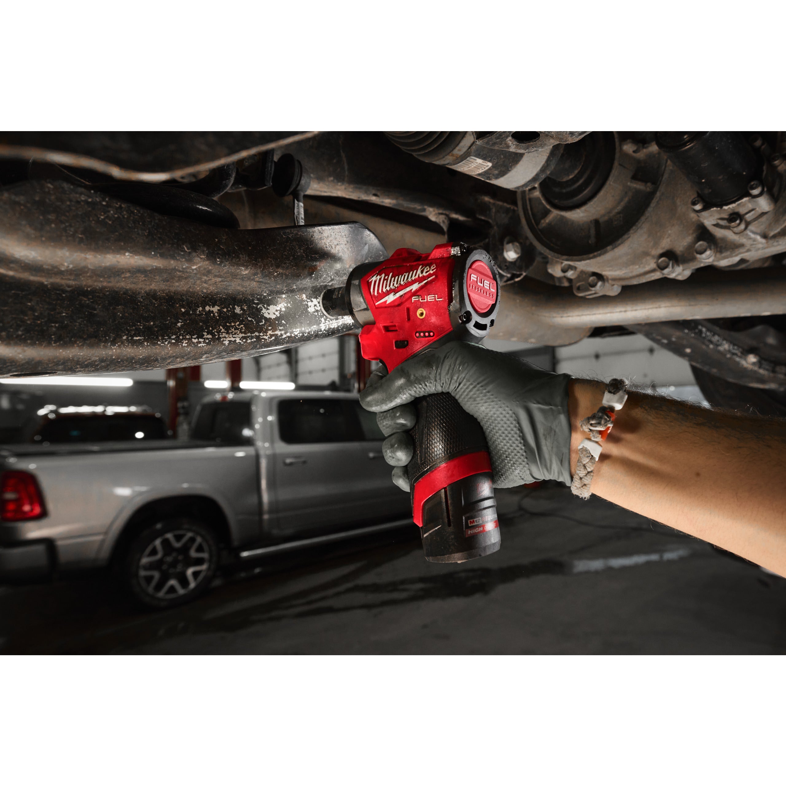Cheie sub-compactă de impact ⅜″ Milwaukee M12 FSCIWF38-0 FUEL™ cu inel de fixare, cod 4933498969