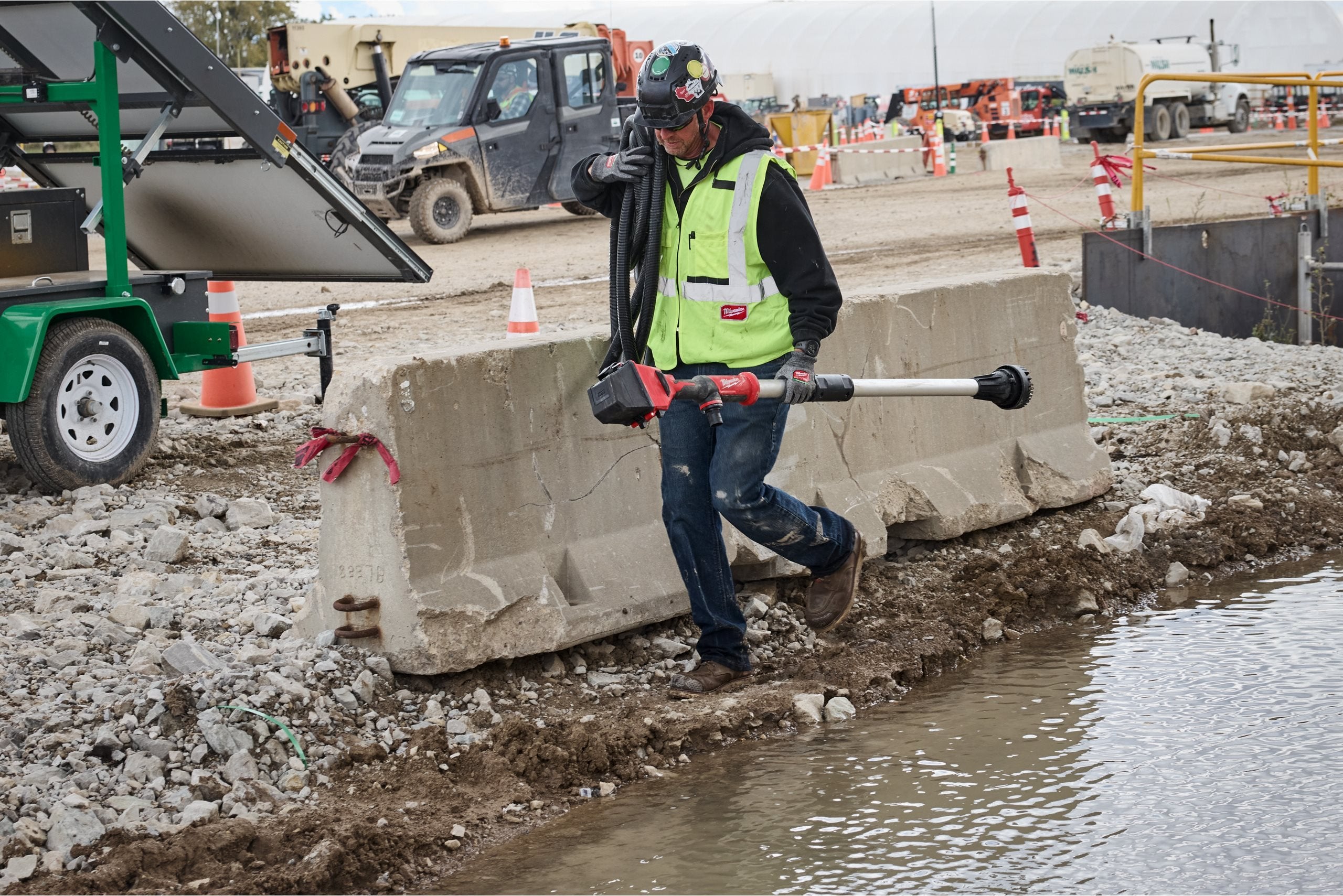 Pompă de apă cu perii Milwaukee M18 BLSWP-801 HYDROPASS, 1 x acumulator M18 FB8, 1 x încărcător M12-18 FC, cod 4933498560