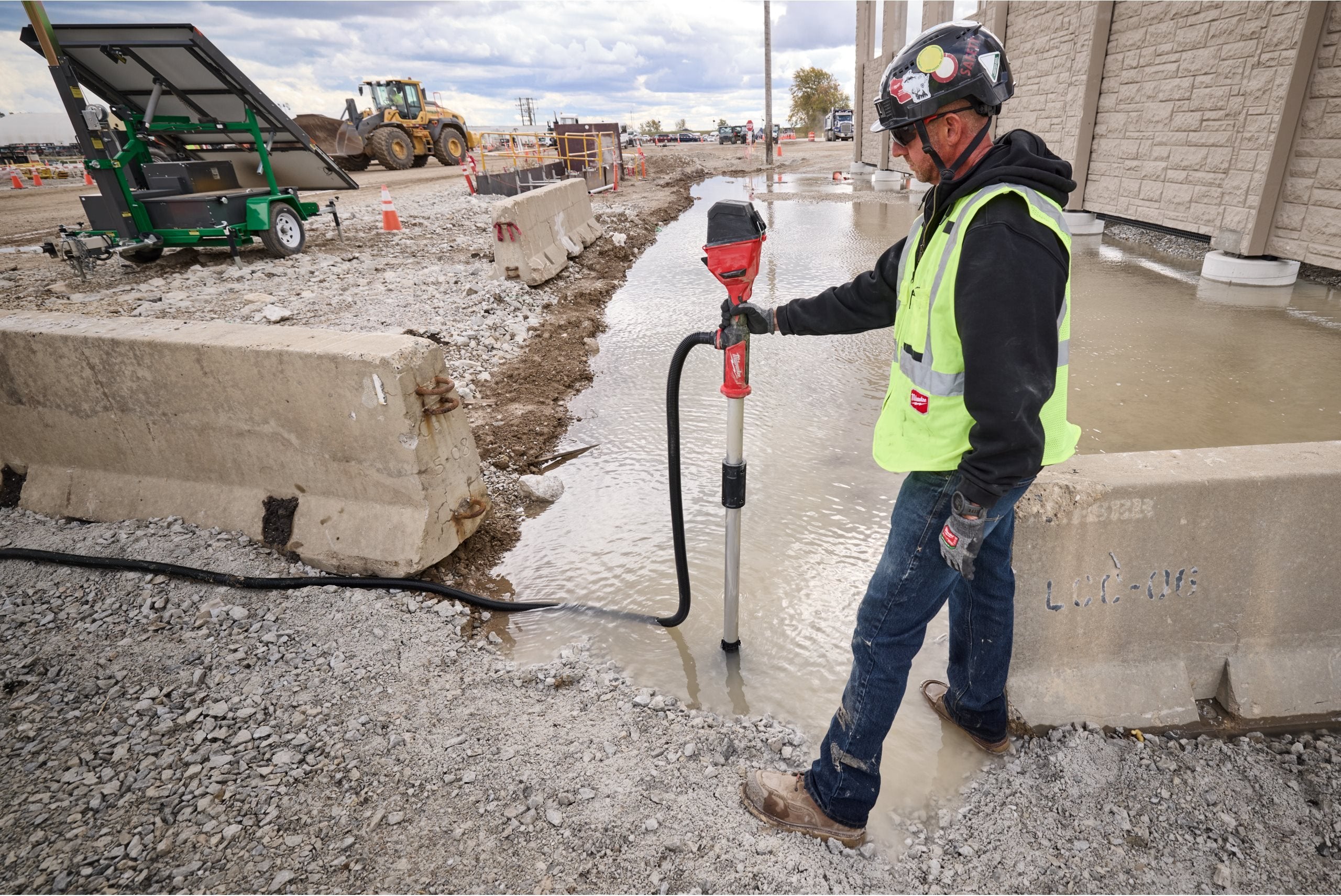 Pompă de apă cu perii Milwaukee M18 BLSWP-801 HYDROPASS, 1 x acumulator M18 FB8, 1 x încărcător M12-18 FC, cod 4933498560