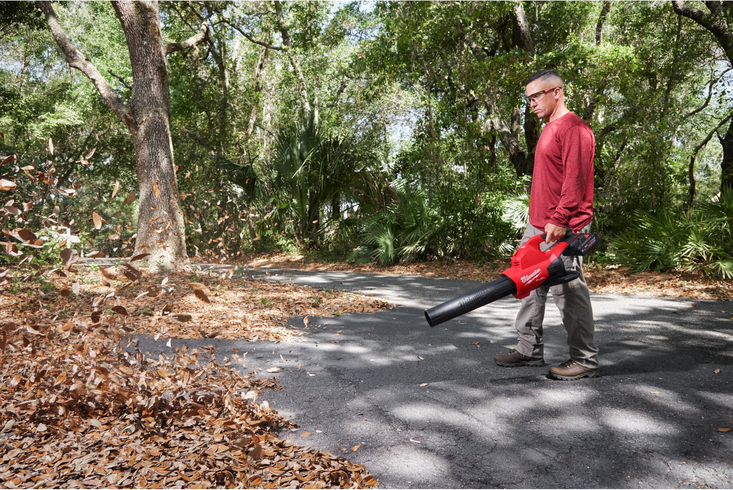 Suflantă Milwaukee M18 F2BL FUEL™ cu 2 acumulatori, cu duză conică și duză plată