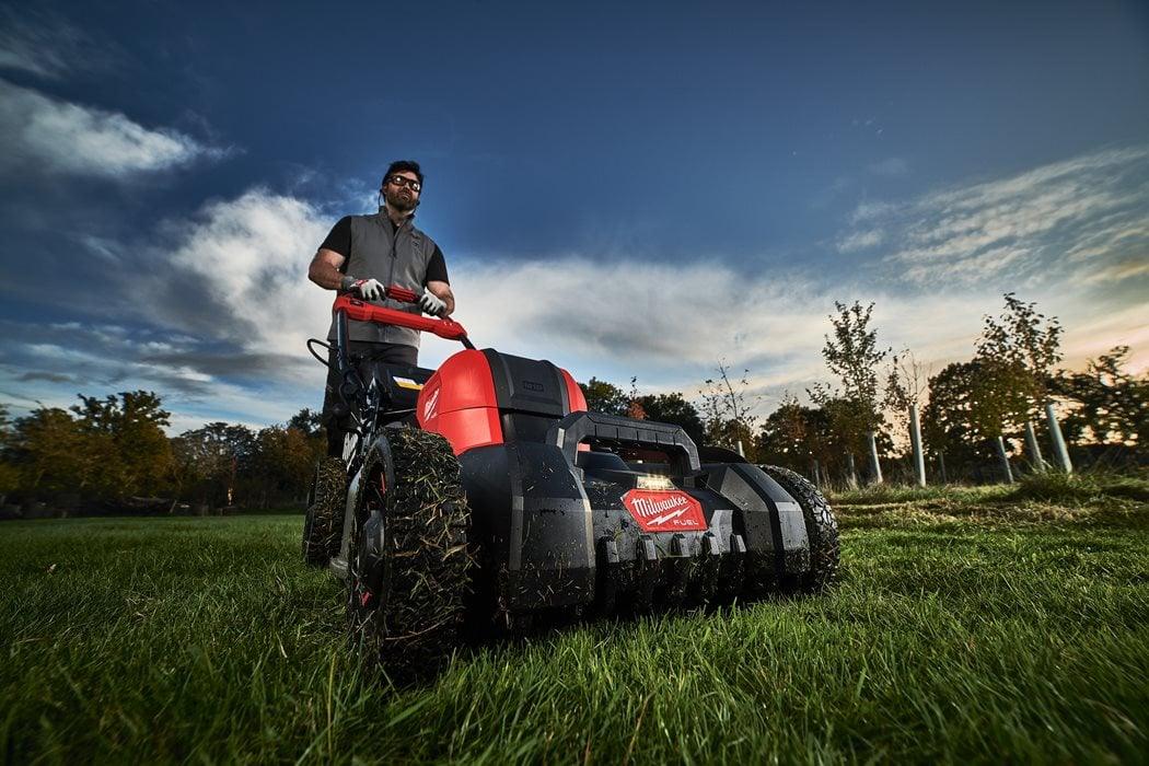 mi Mașină de gazon pe acumulatori Milwaukee M18 F2LM46-0, fără acumulator