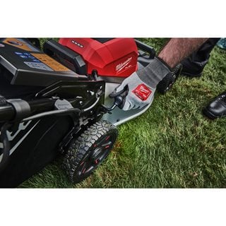 Mașină de gazon pe acumulatori auto-propulsată Milwaukee M18 F2LM46-802, 46 CM FUEL™, 2 x acumulator FORGE™ M18 FB8, 1 x încărcător rapid cu 2 porturi M18 DBSC, cod 4933499215
