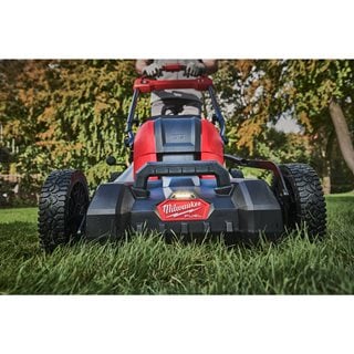 Mașină de gazon pe acumulatori auto-propulsată Milwaukee M18 F2LM46-802, 46 CM FUEL™, 2 x acumulator FORGE™ M18 FB8, 1 x încărcător rapid cu 2 porturi M18 DBSC, cod 4933499215