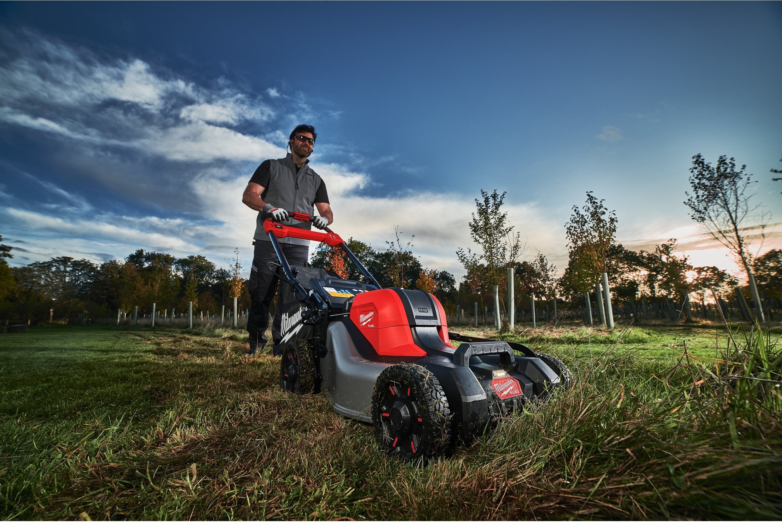 Mașină de gazon pe acumulatori auto-propulsată Milwaukee M18 F2LM46-802, 46 CM FUEL™, 2 x acumulator FORGE™ M18 FB8, 1 x încărcător rapid cu 2 porturi M18 DBSC, cod 4933499215