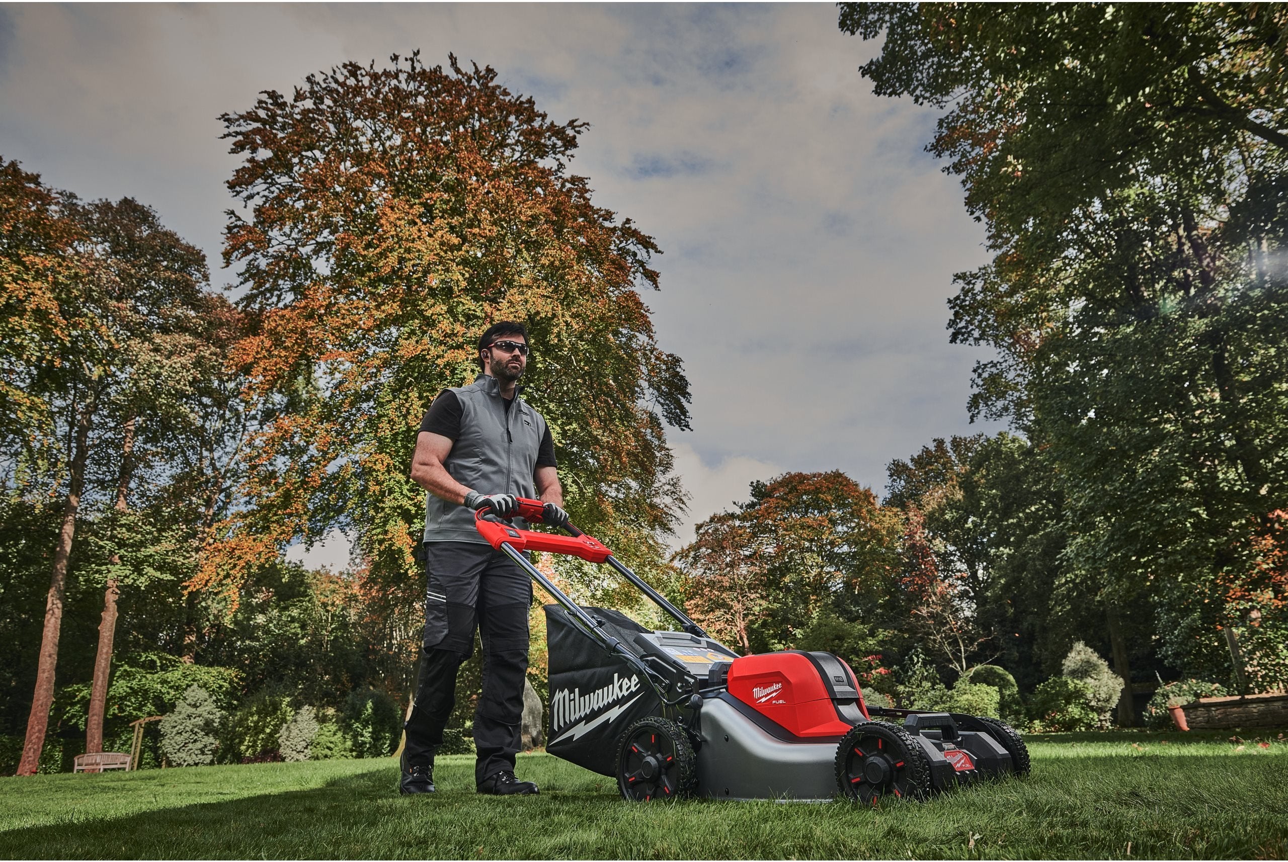 Mașină de gazon pe acumulatori auto-propulsată Milwaukee M18 F2LM46-802, 46 CM FUEL™, 2 x acumulator FORGE™ M18 FB8, 1 x încărcător rapid cu 2 porturi M18 DBSC, cod 4933499215