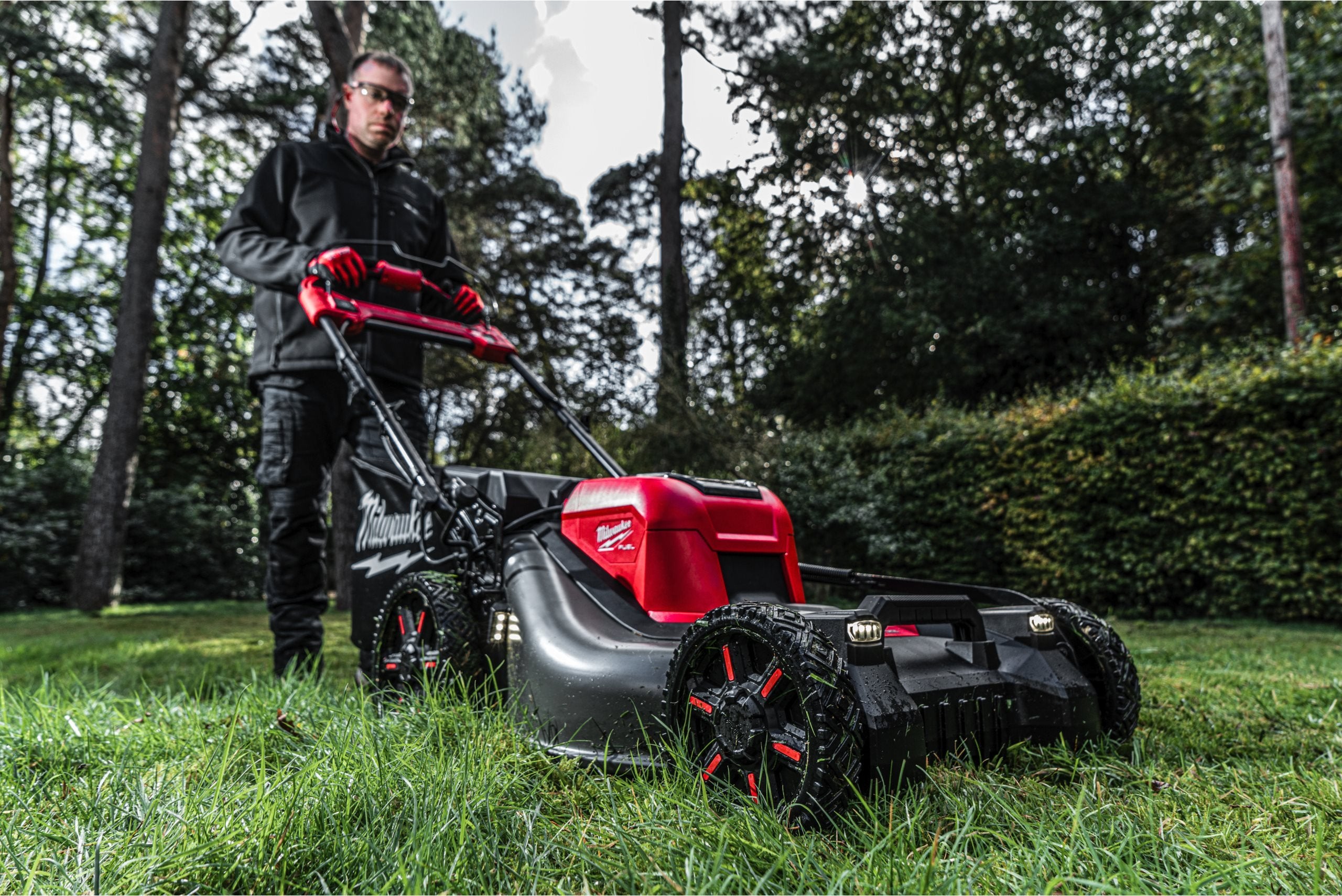 Mașină de gazon pe acumulatori auto-propulsată Milwaukee M18 F2LM53-122, 53 CM FUEL™, 2 x acumulator FORGE™ M18 FB12, 1 x încărcător rapid cu 2 porturi M18 DBSC, cod 4933499213