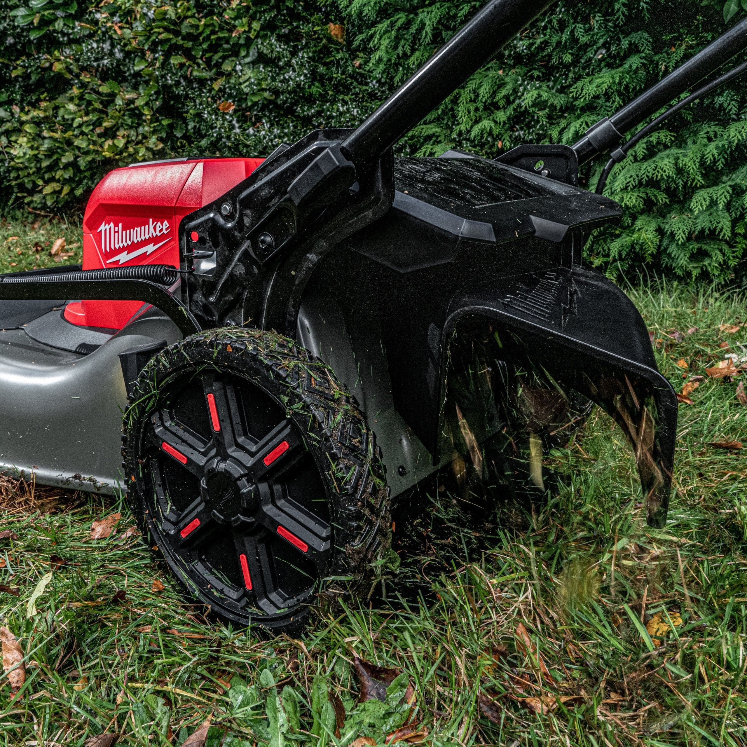 Mașină de gazon pe acumulatori auto-propulsată Milwaukee M18 F2LM53-122, 53 CM FUEL™, 2 x acumulator FORGE™ M18 FB12, 1 x încărcător rapid cu 2 porturi M18 DBSC, cod 4933499213
