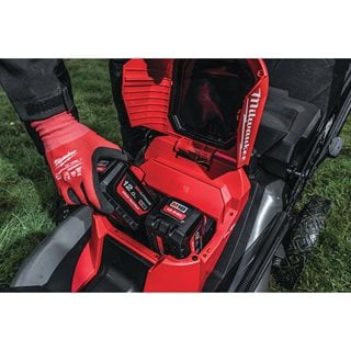 Mașină de gazon pe acumulatori auto-propulsată Milwaukee M18 F2LM53-122, 53 CM FUEL™, 2 x acumulator FORGE™ M18 FB12, 1 x încărcător rapid cu 2 porturi M18 DBSC, cod 4933499213