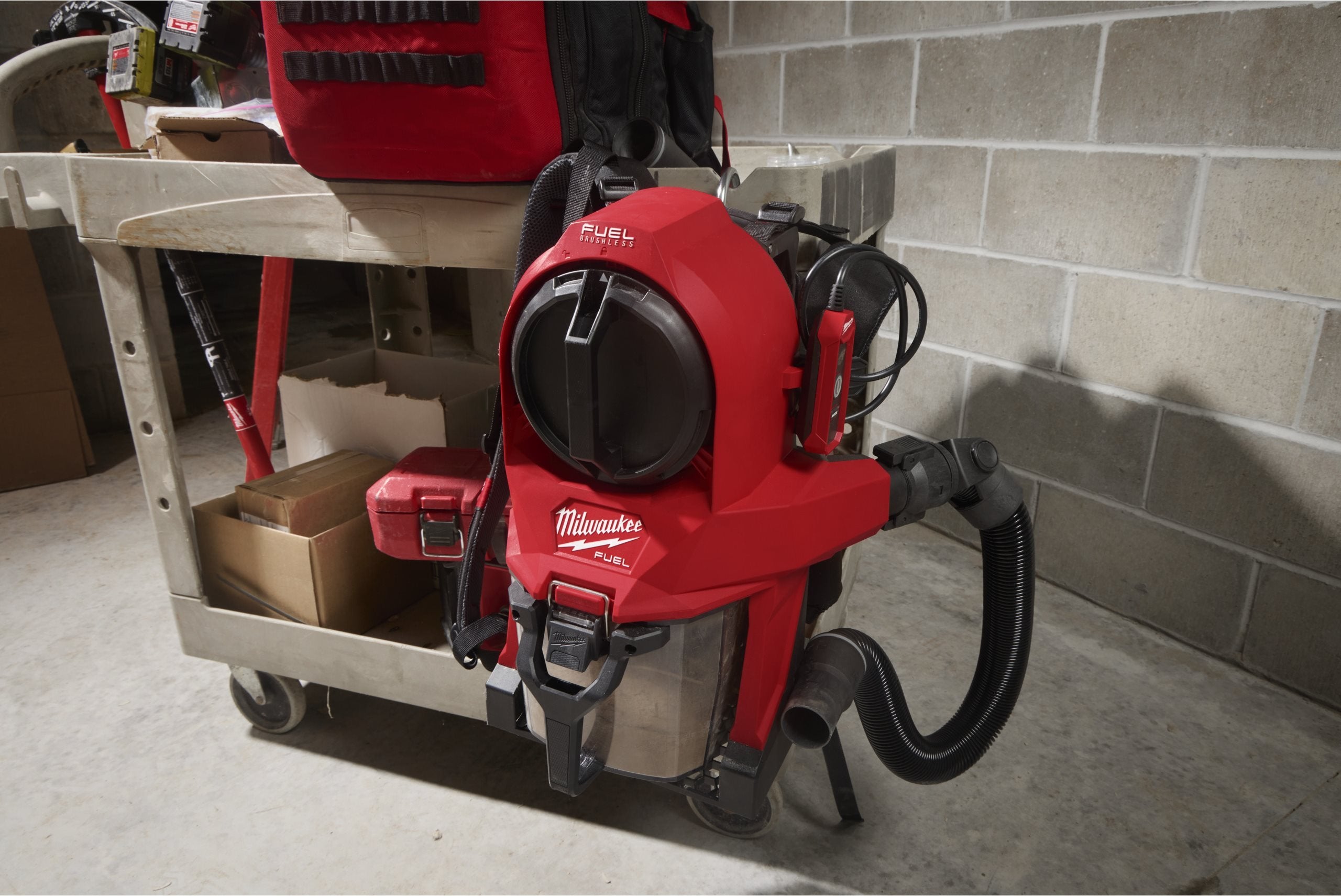 Aspirator Milwaukee M18™ FBPV2-0 FUEL™ tip rucsac, 3,8 litri, motor fără perii POWERSTATE™, cod 4933500039
