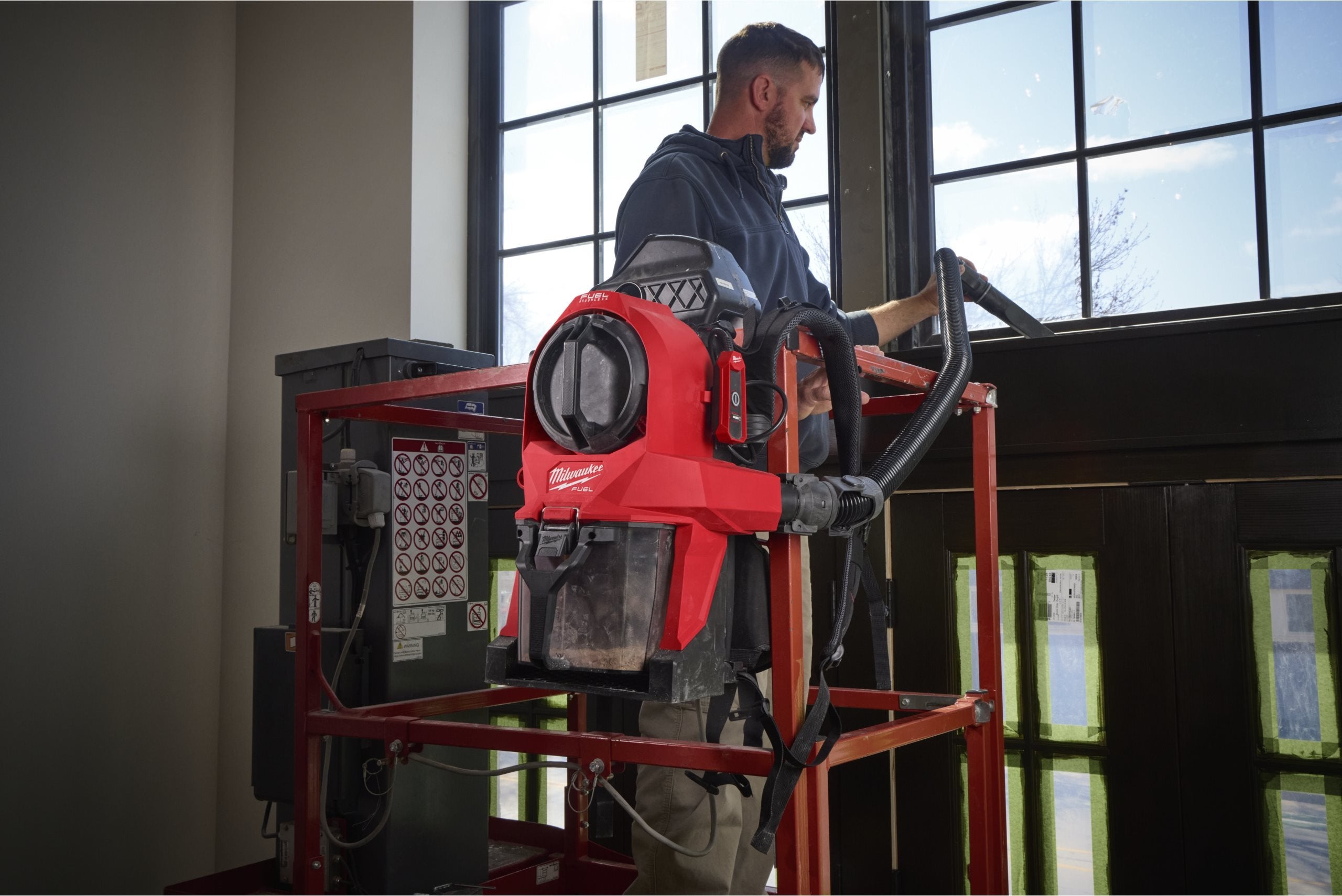 Aspirator Milwaukee M18™ FBPV2-0 FUEL™ tip rucsac, 3,8 litri, motor fără perii POWERSTATE™, cod 4933500039