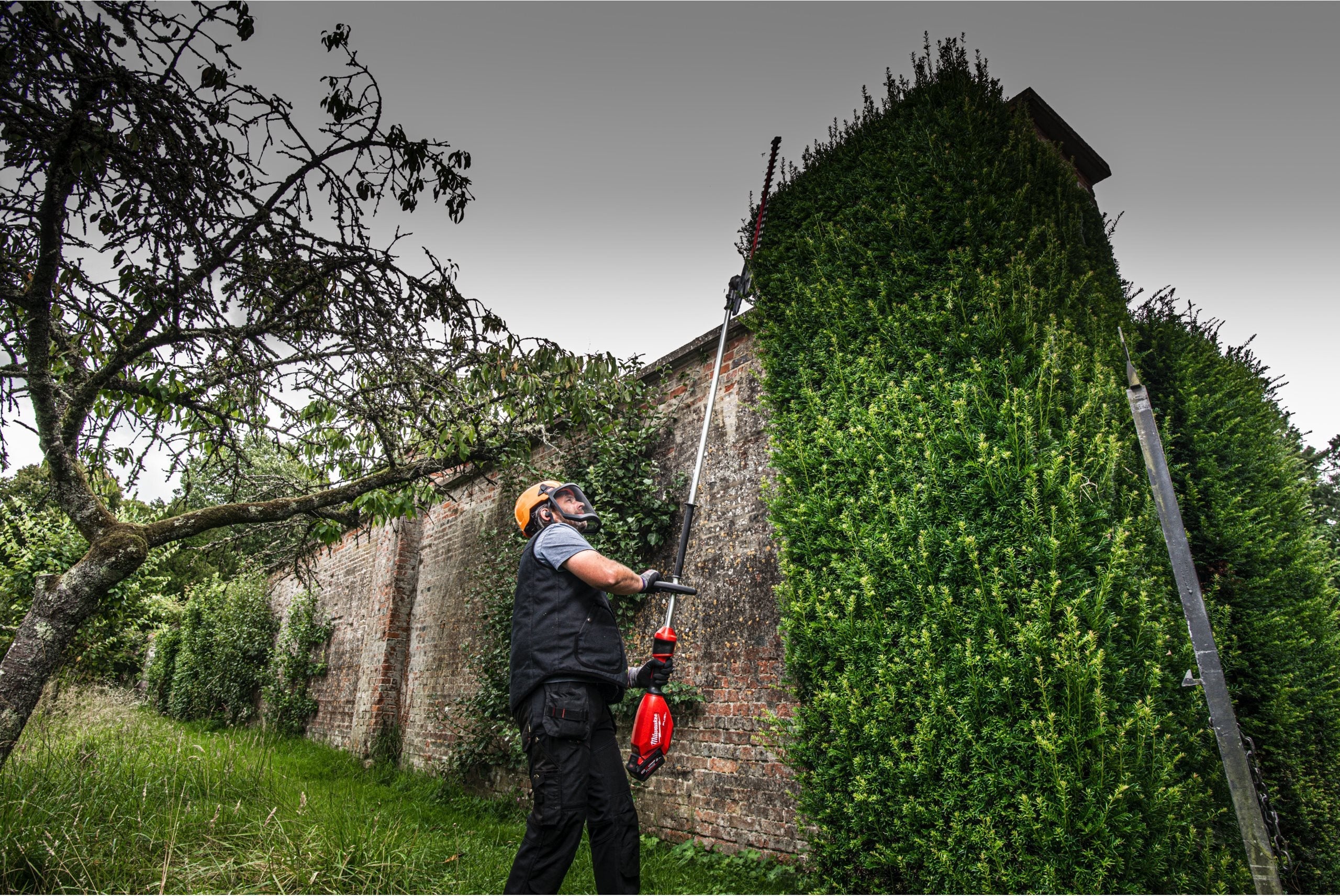 Trimmer pentru gard viu cu tijă extensibilă 267 CM FUEL Milwaukee M18 FHETE27-0, fără acumulatori, fără încărcători, cod 4933492910