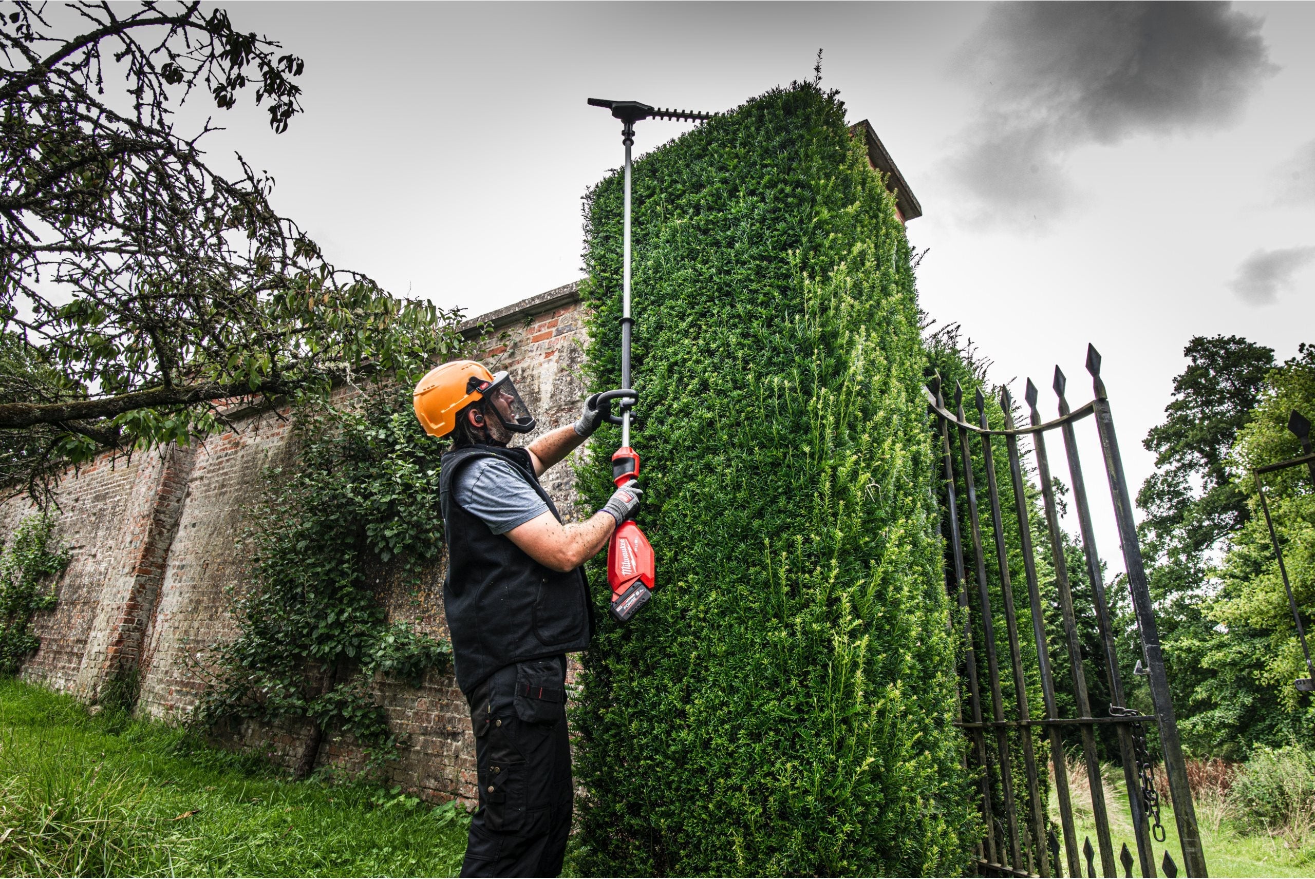 Trimmer pentru gard viu cu tijă extensibilă 267 CM FUEL Milwaukee M18 FHETE27-802, 2 x acumulatori FORGE M18 FB8, 1 x încărcător M12-18FC, cod 4933492911