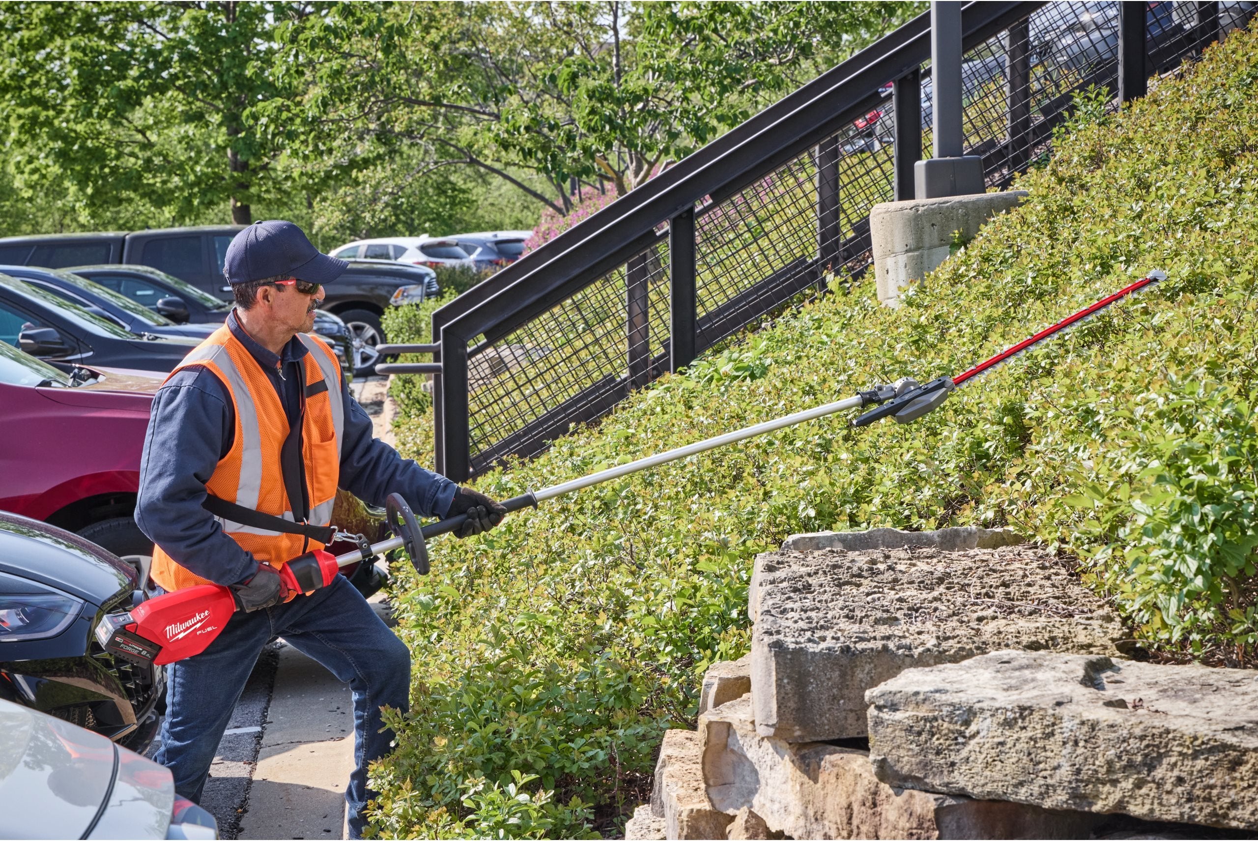 Trimmer pentru gard viu cu tijă extensibilă 267 CM FUEL Milwaukee M18 FHETE27-0, fără acumulatori, fără încărcători, cod 4933492910