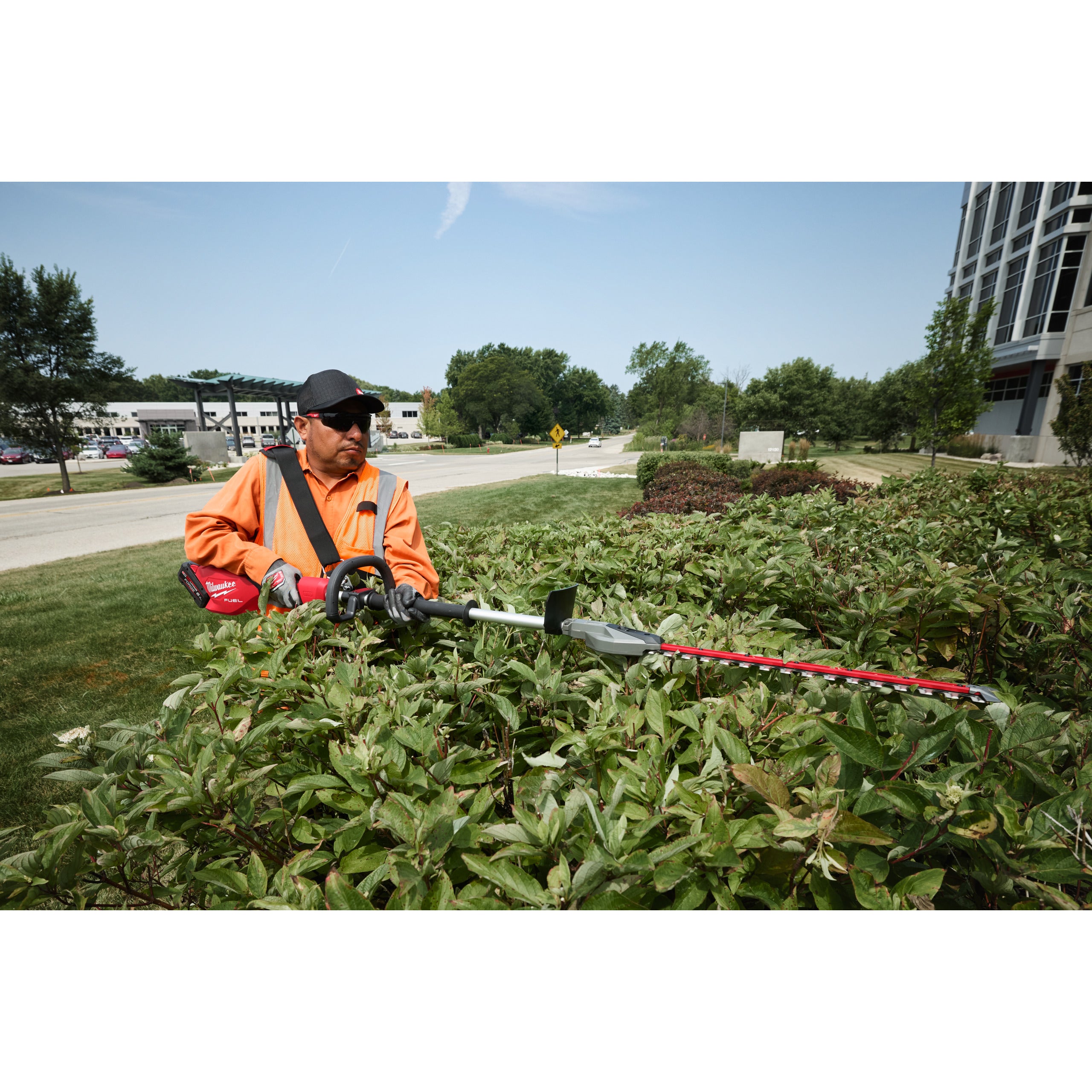 Trimmer pentru gard viu cu tijă scurtă Milwaukee M18 FHETSP-0 FUEL™, cod 4933500311