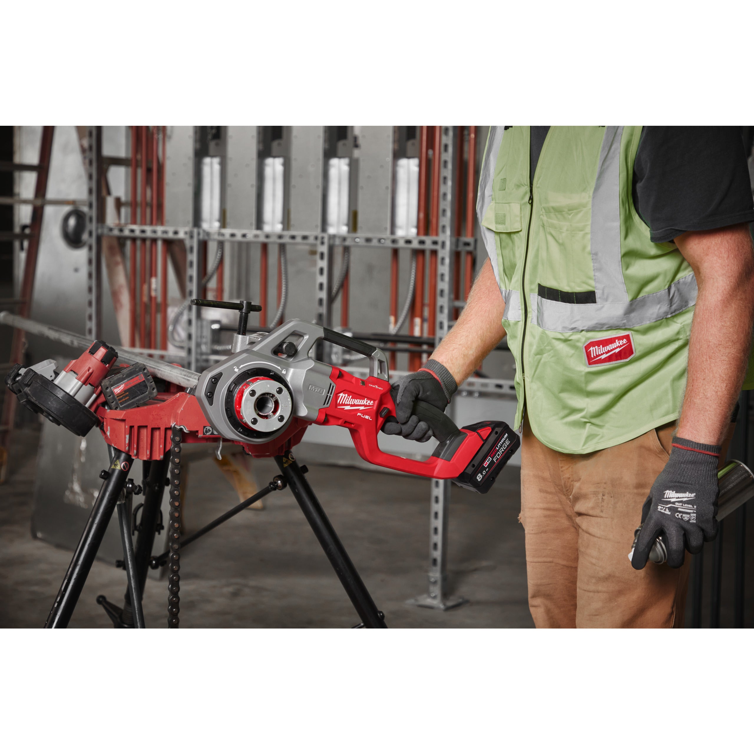 Mașină de filetat și canelat țevi 1 ¼″ Milwaukee M18 FPT114-802C FUEL™ ONE-KEY™, cod 4933499198