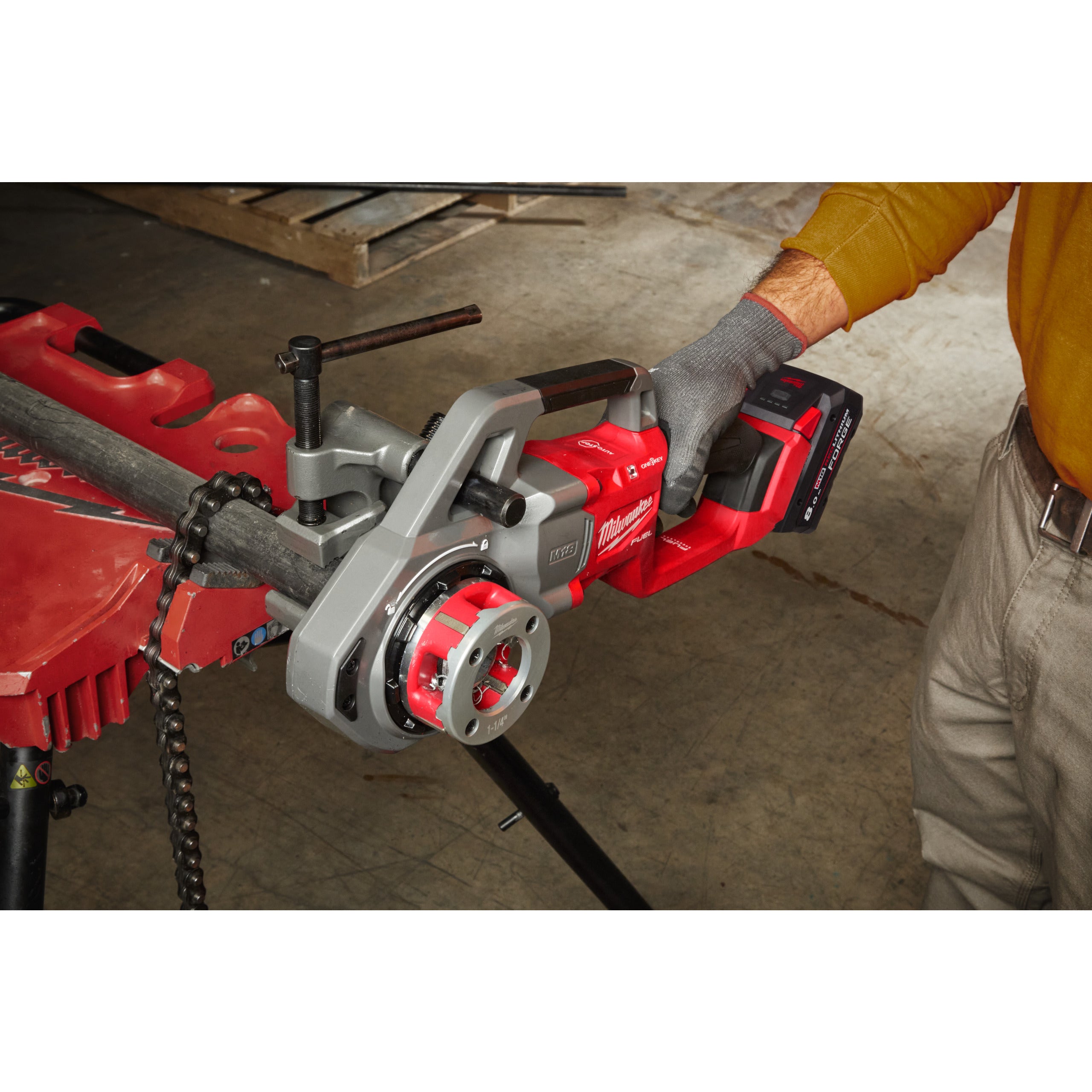 Mașină de filetat și canelat țevi 1 ¼″ Milwaukee M18 FPT114-802C FUEL™ ONE-KEY™, cod 4933499198